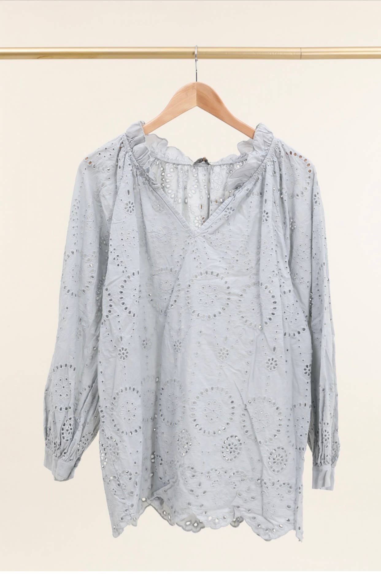 Bluse med broderi anglaise og V-hals – LÉA & LUC