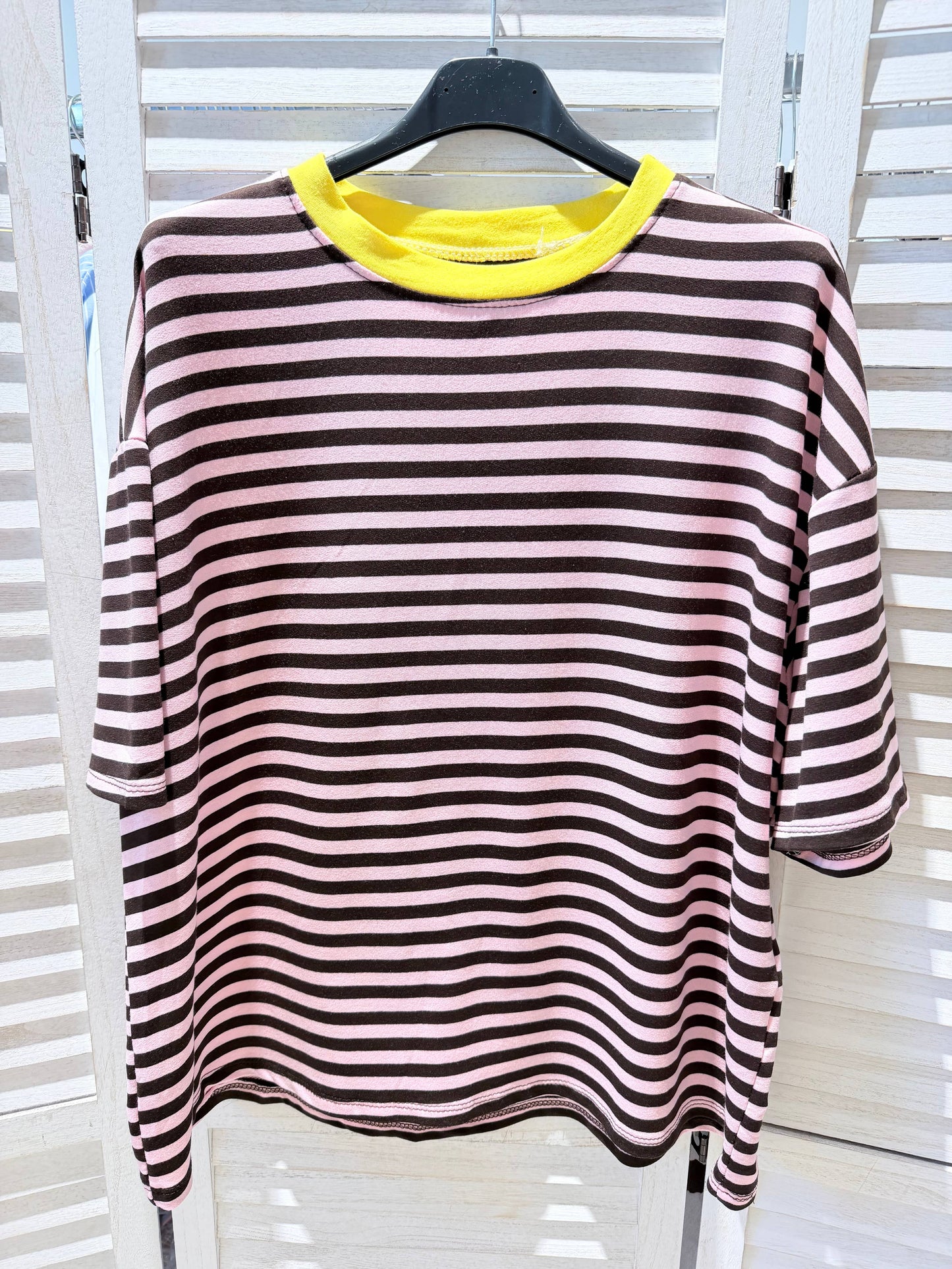 Stribet T-shirt med rund hals- Flere farver – Victoria & Isaac VICTORIA&ISAAC Choko-Rosa-Gul En størrelse