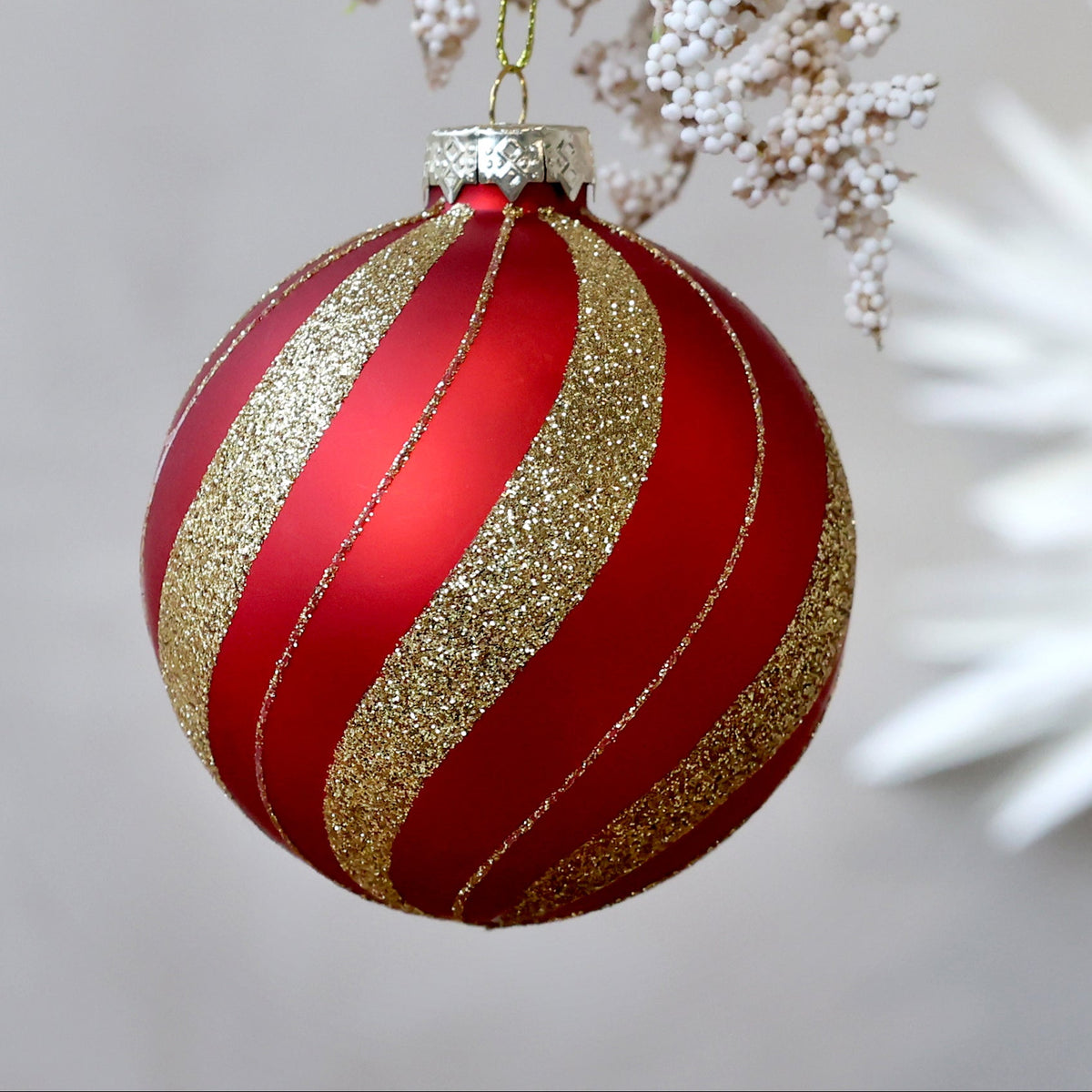 Julekugle i glas – Antique Cherry med guldglitter – Ø 8 cm