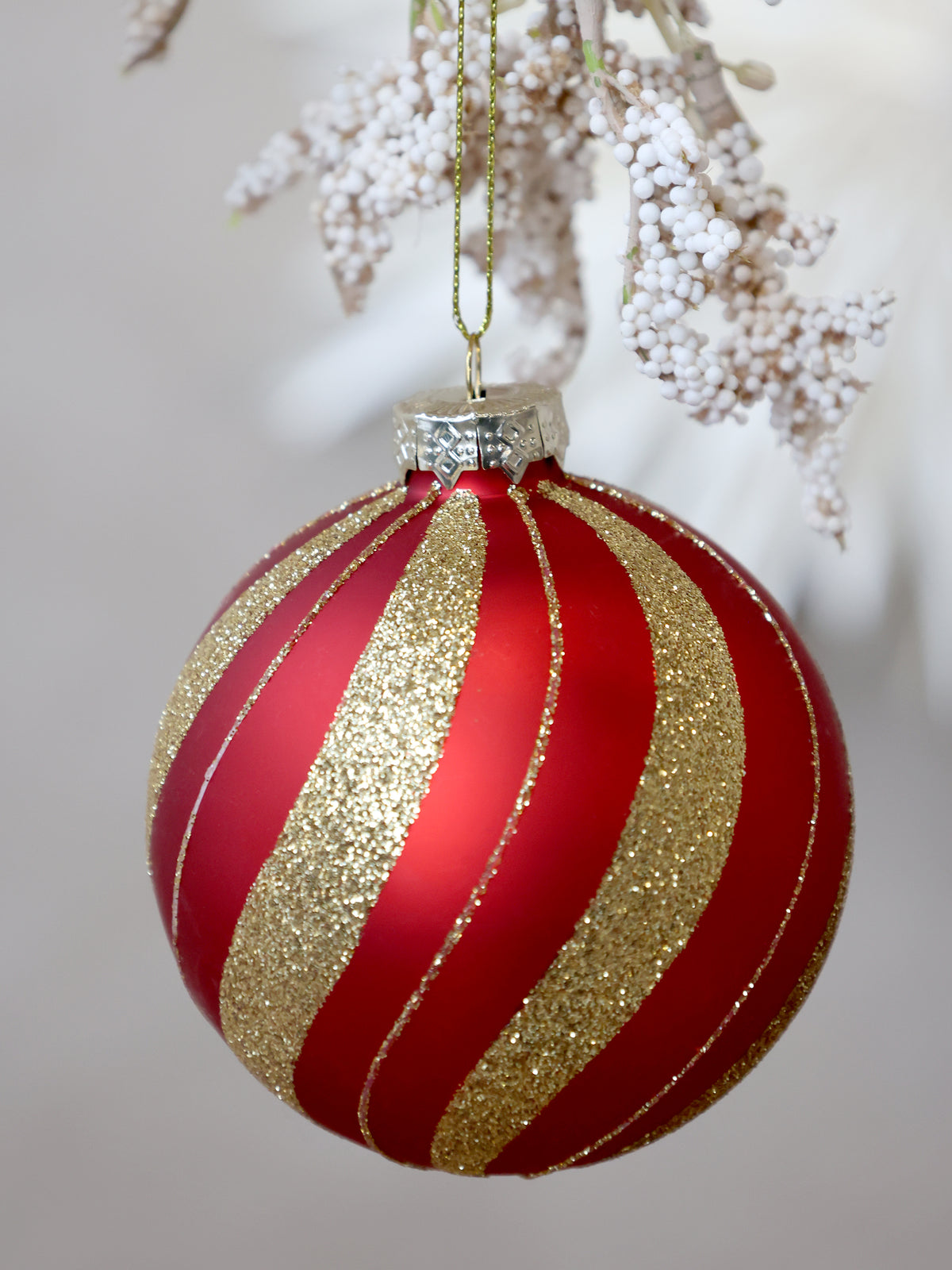 Julekugle i glas – Antique Cherry med guldglitter – Ø 8 cm