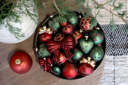 Julekugle med sløjfe og Merry Christmas – Cherry – H10/Ø8 cm