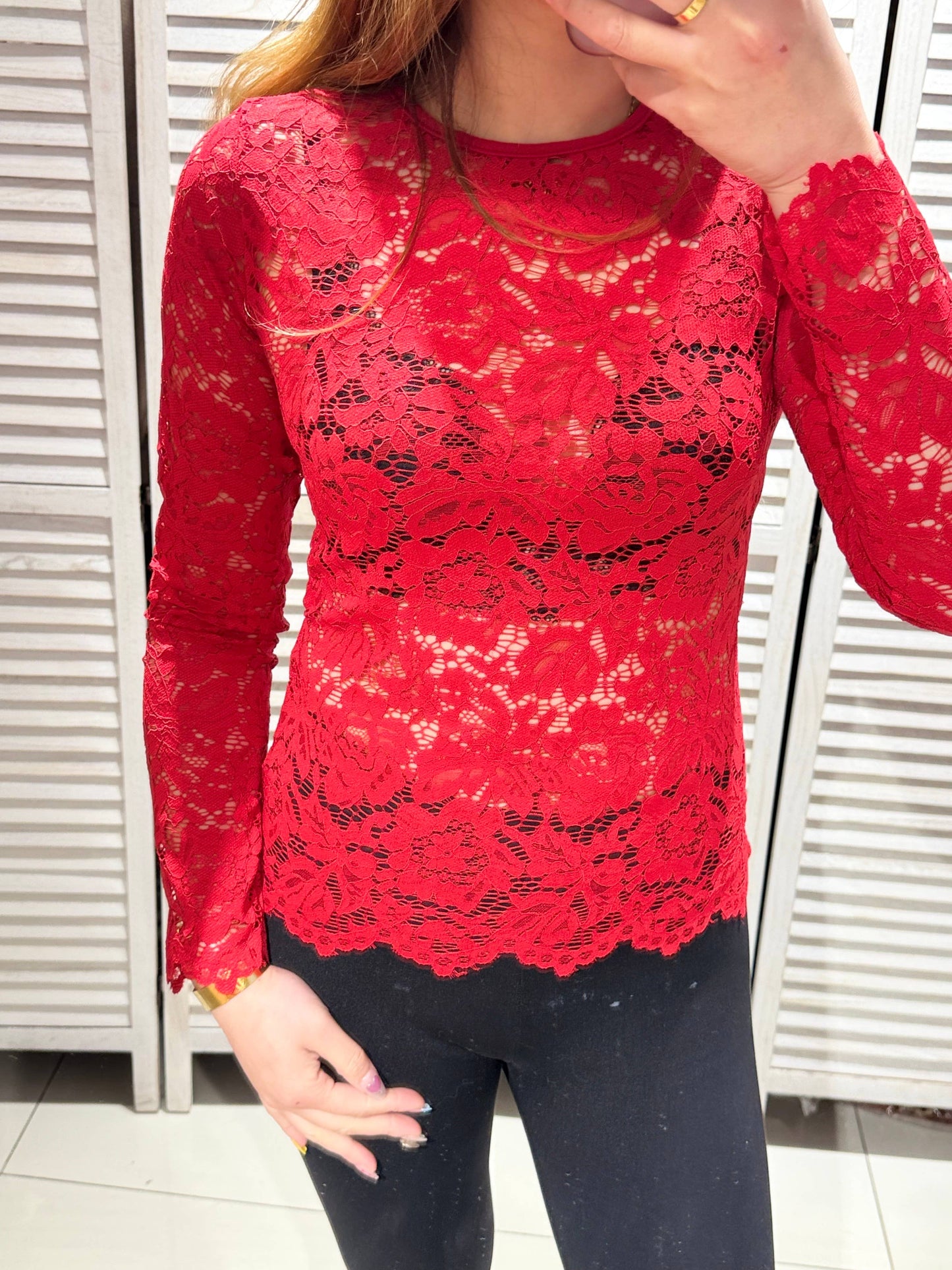 Langærmet Blondebluse Rød - Elegant og Sofistikeret | VICTORIA&ISAAC VICTORIA&ISAAC