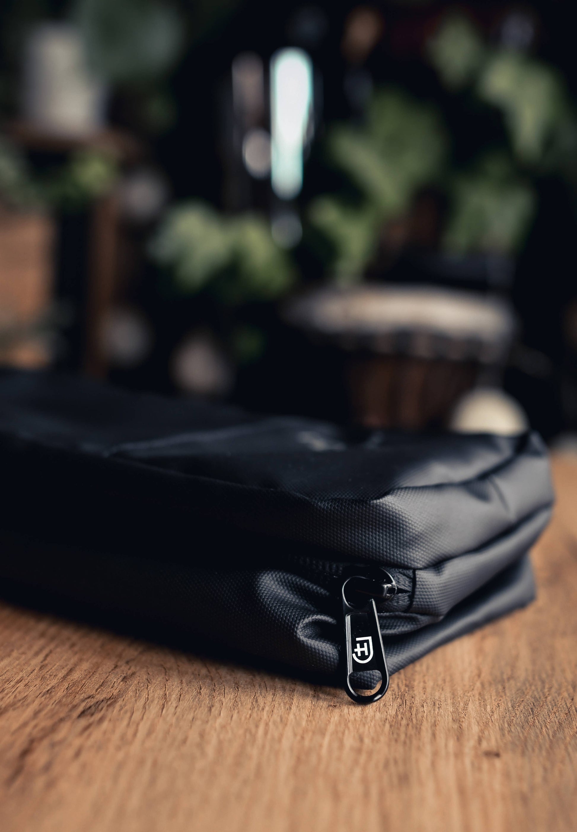 Toilettaske til Mænd - Vandafvisende Rejsetaske med Krog | James Hawk Luggage & Bags James Hawk