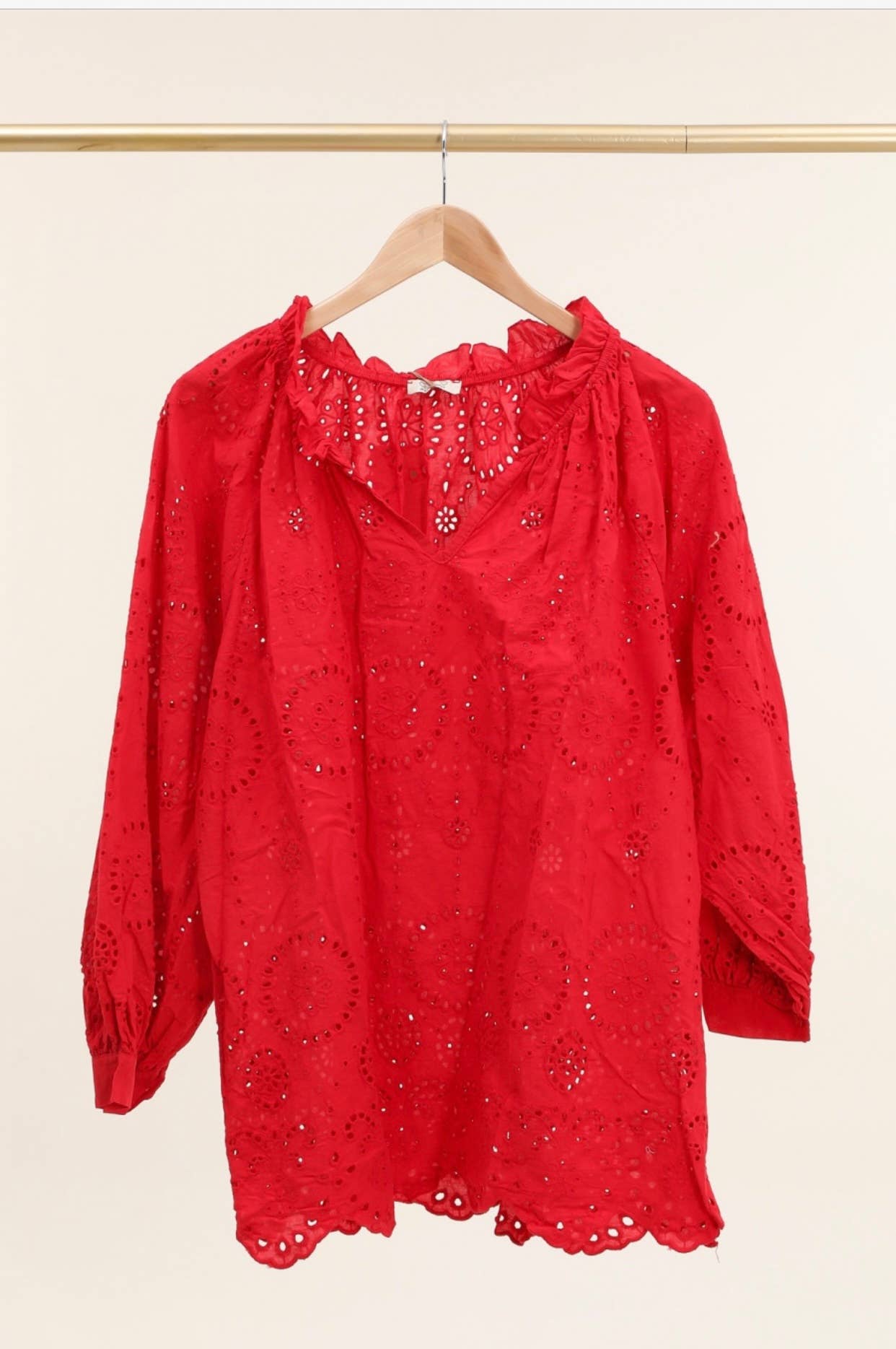 Bluse med broderi anglaise og V-hals – LÉA & LUC Bluser Lea & Luc