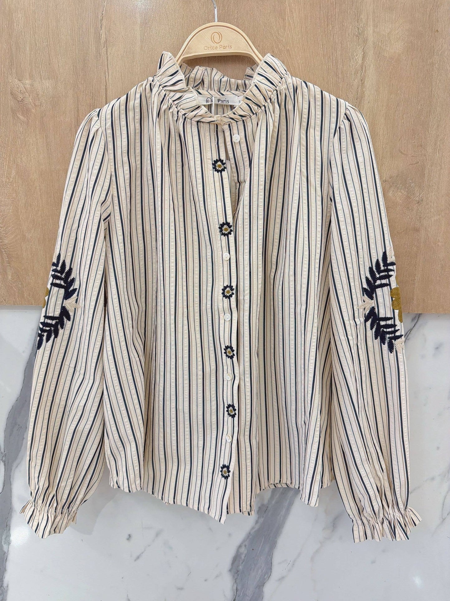 Stribet Retrobluse med Blomsterbroderi – Puffede Ærmer & Flæsekrave Bluse Orice