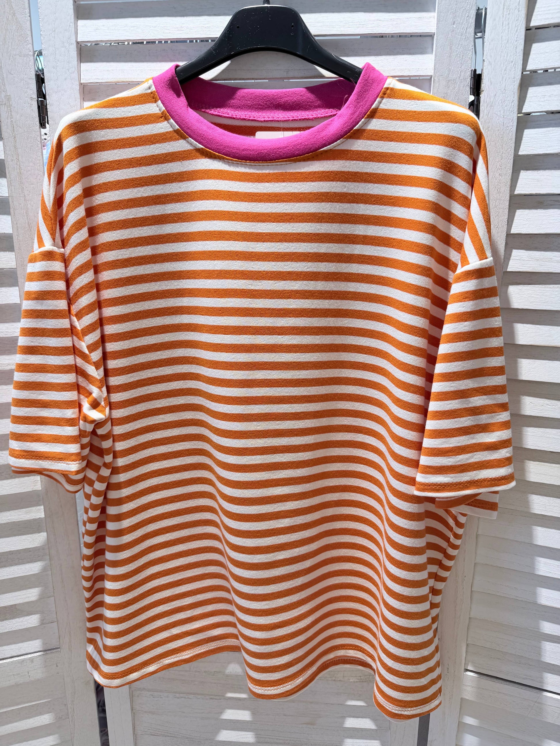 Stribet T-shirt med rund hals- Flere farver – Victoria & Isaac VICTORIA&ISAAC Orange-Pink En størrelse