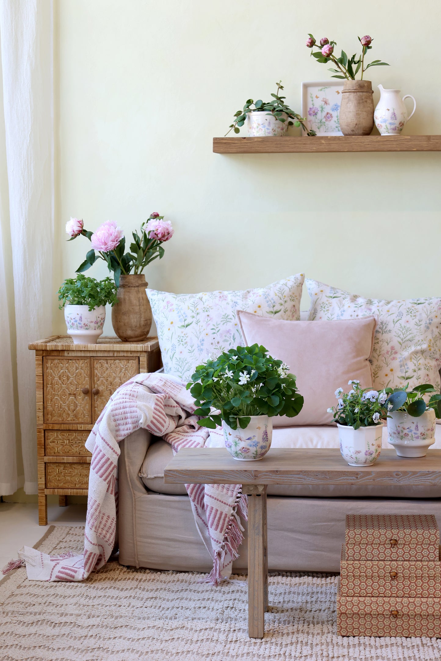 Håndlavet keramikkande med blomster – Papillon | Creme