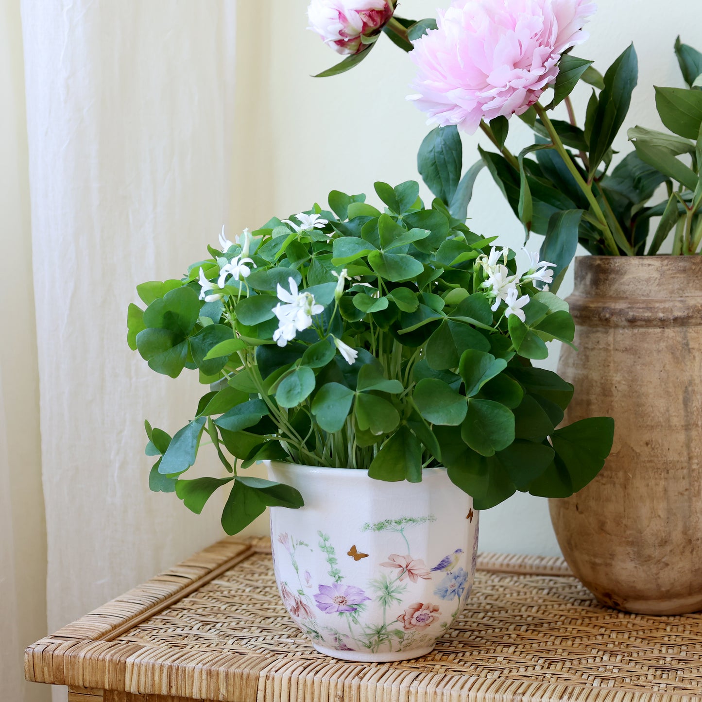 Håndlavet keramisk planteskjuler med blomster – Papillon | Creme