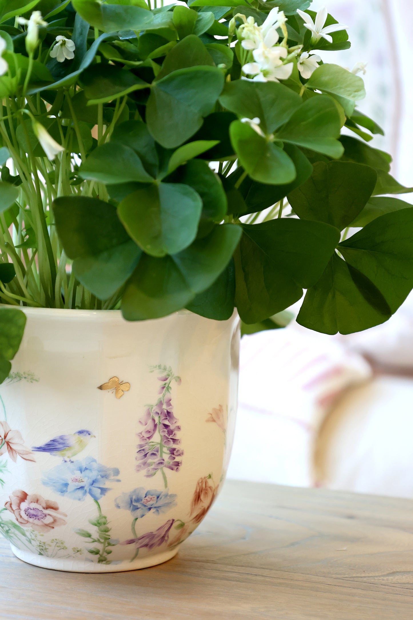 Håndlavet keramisk planteskjuler med blomster – Papillon | Creme