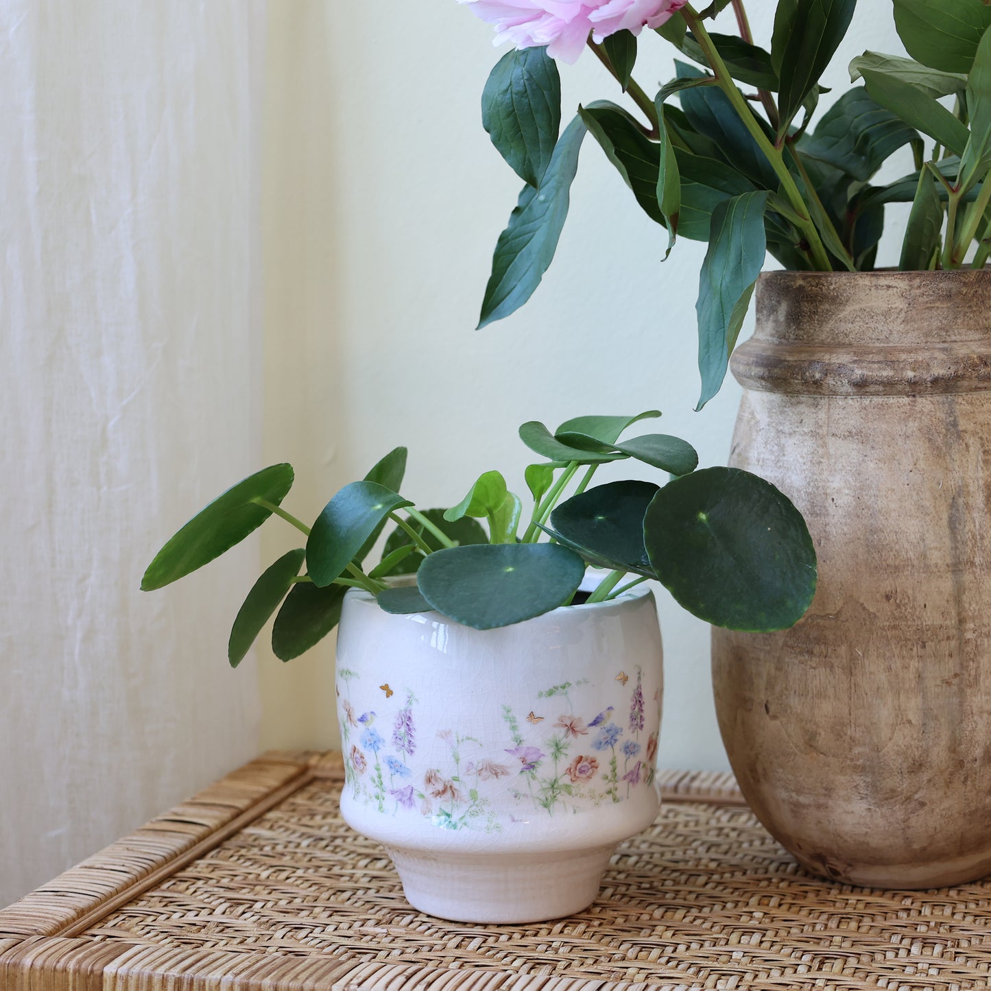 Håndlavet keramisk planteskjuler med blomster – Papillon | Creme | Medium
