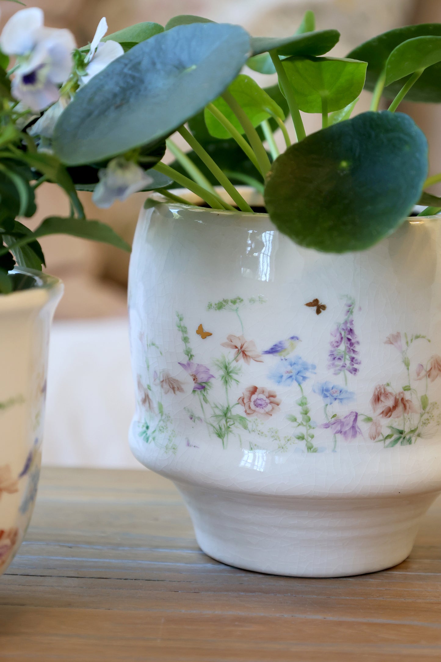 Håndlavet keramisk planteskjuler med blomster – Papillon | Creme | Stor
