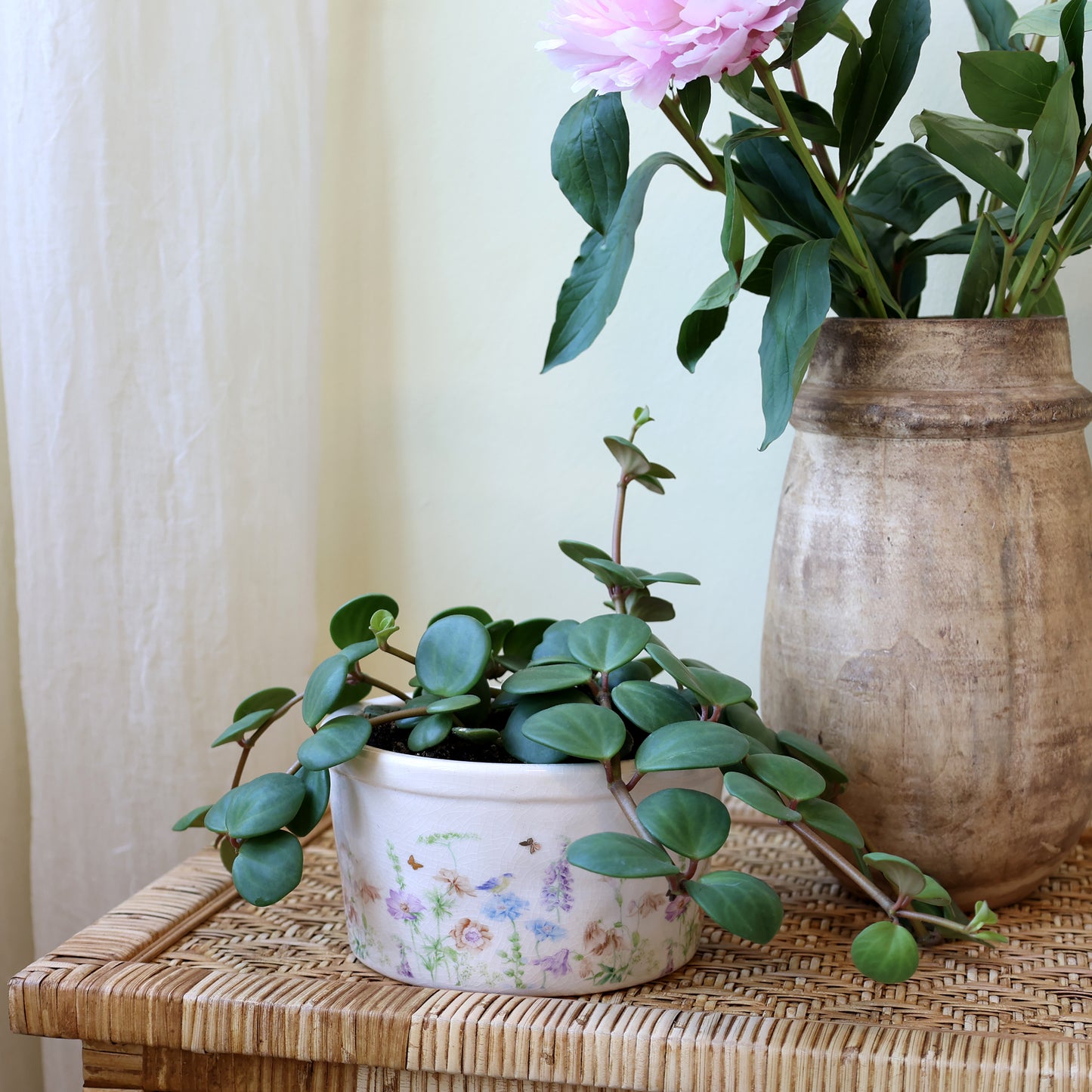 Håndlavet keramikfad med blomster – Papillon | Creme