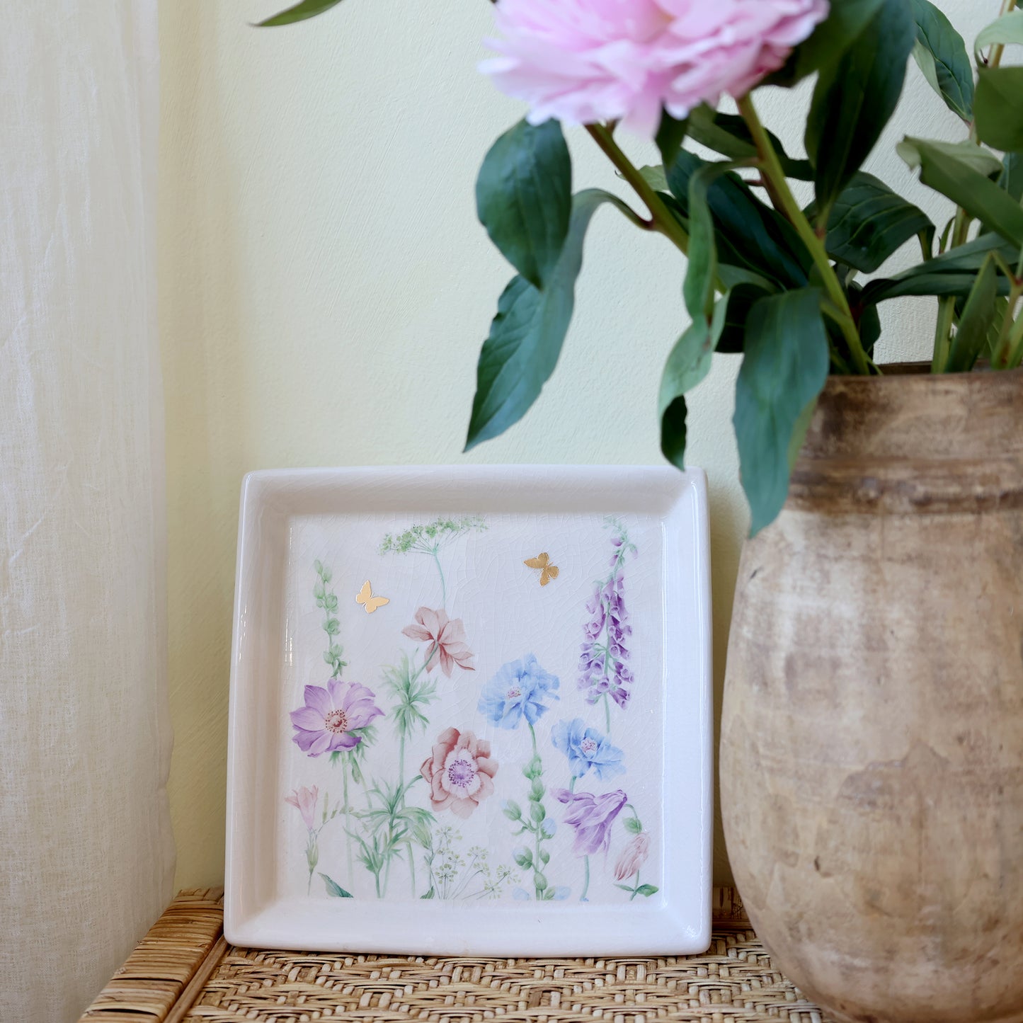 Håndlavet keramisk serveringsfad med blomster – Papillon | Creme