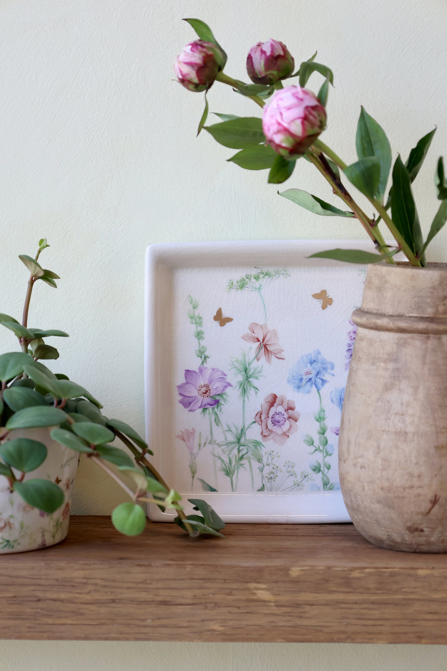 Håndlavet keramisk serveringsfad med blomster – Papillon | Creme