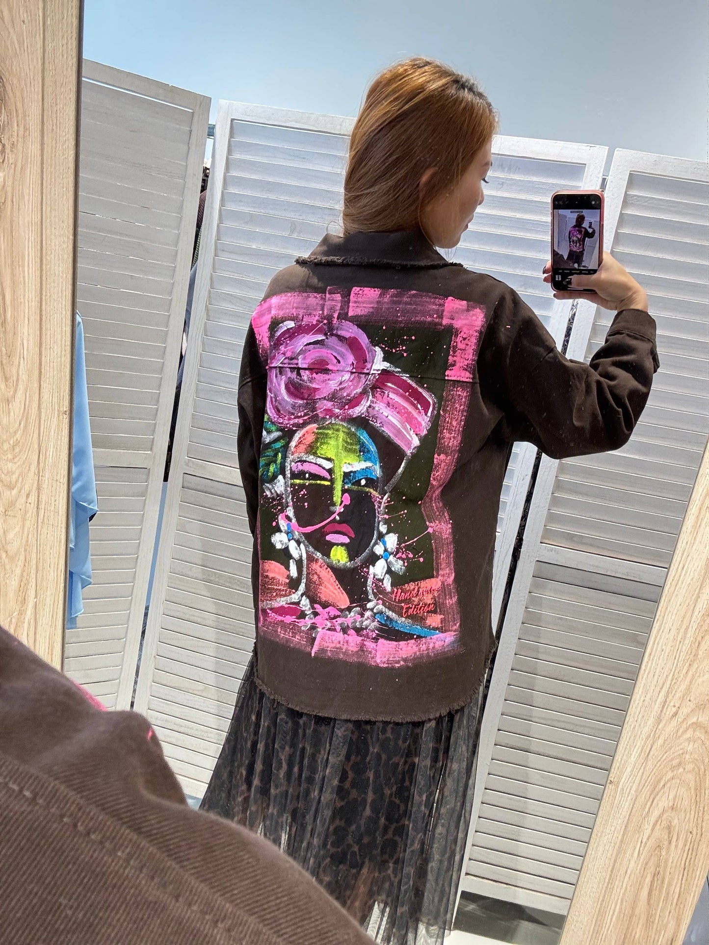 Victoria & Isaac Oversize Denimjakke med Kunstnerisk Print – Brun VICTORIA&ISAAC
