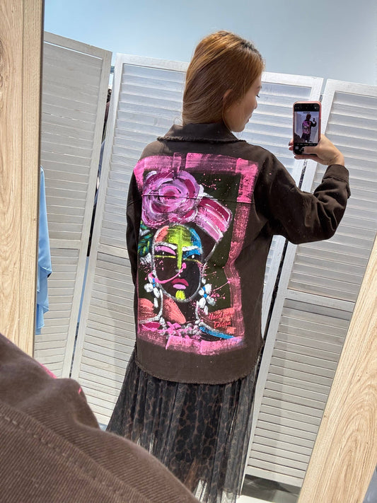 Victoria & Isaac Oversize Denimjakke med Kunstnerisk Print – Brun VICTORIA&ISAAC