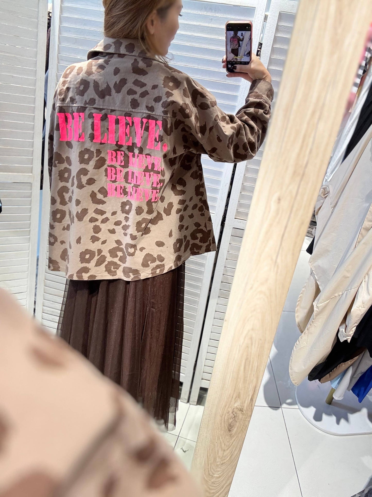 Langærmet Jakke med Leo Print - Afslappet og Moderne | VICTORIA&ISAAC VICTORIA&ISAAC