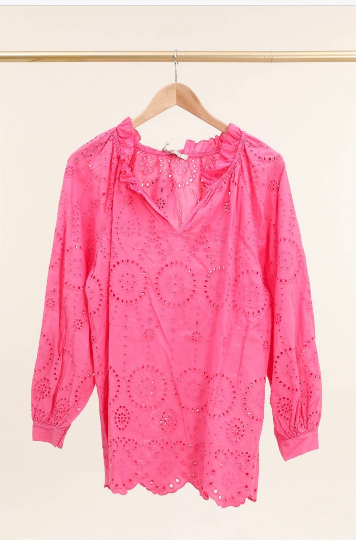 Bluse med broderi anglaise og V-hals – LÉA & LUC Bluser Lea & Luc
