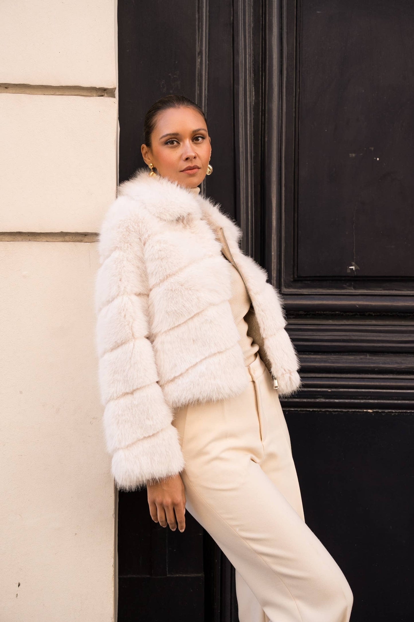 Kort Frakke i Imiteret Pels / Fake Fur – Beige Attentif Paris