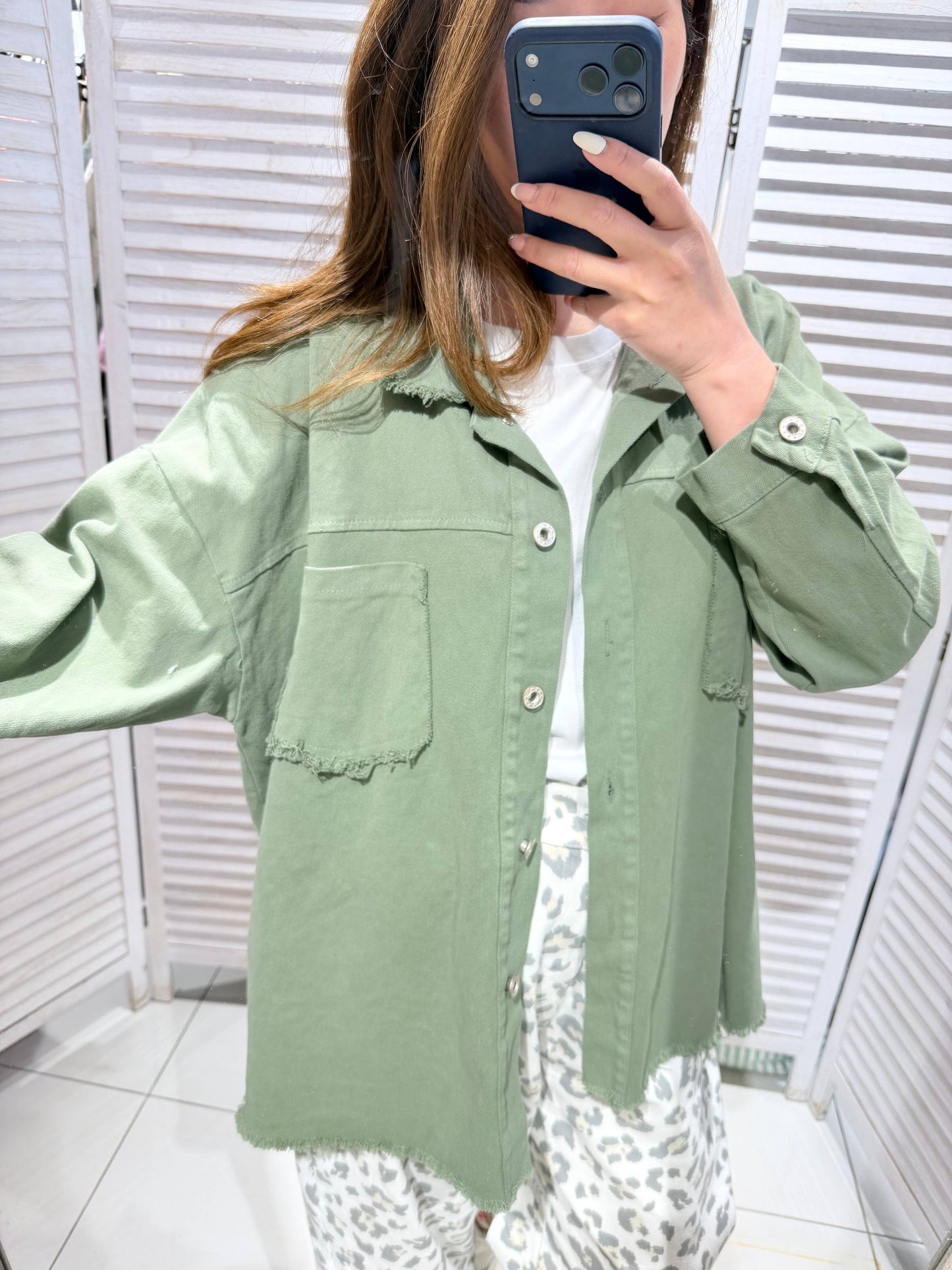Victoria & Isaac Oversize Denimjakke med “Peace & Love” Print – Khaki VICTORIA&ISAAC