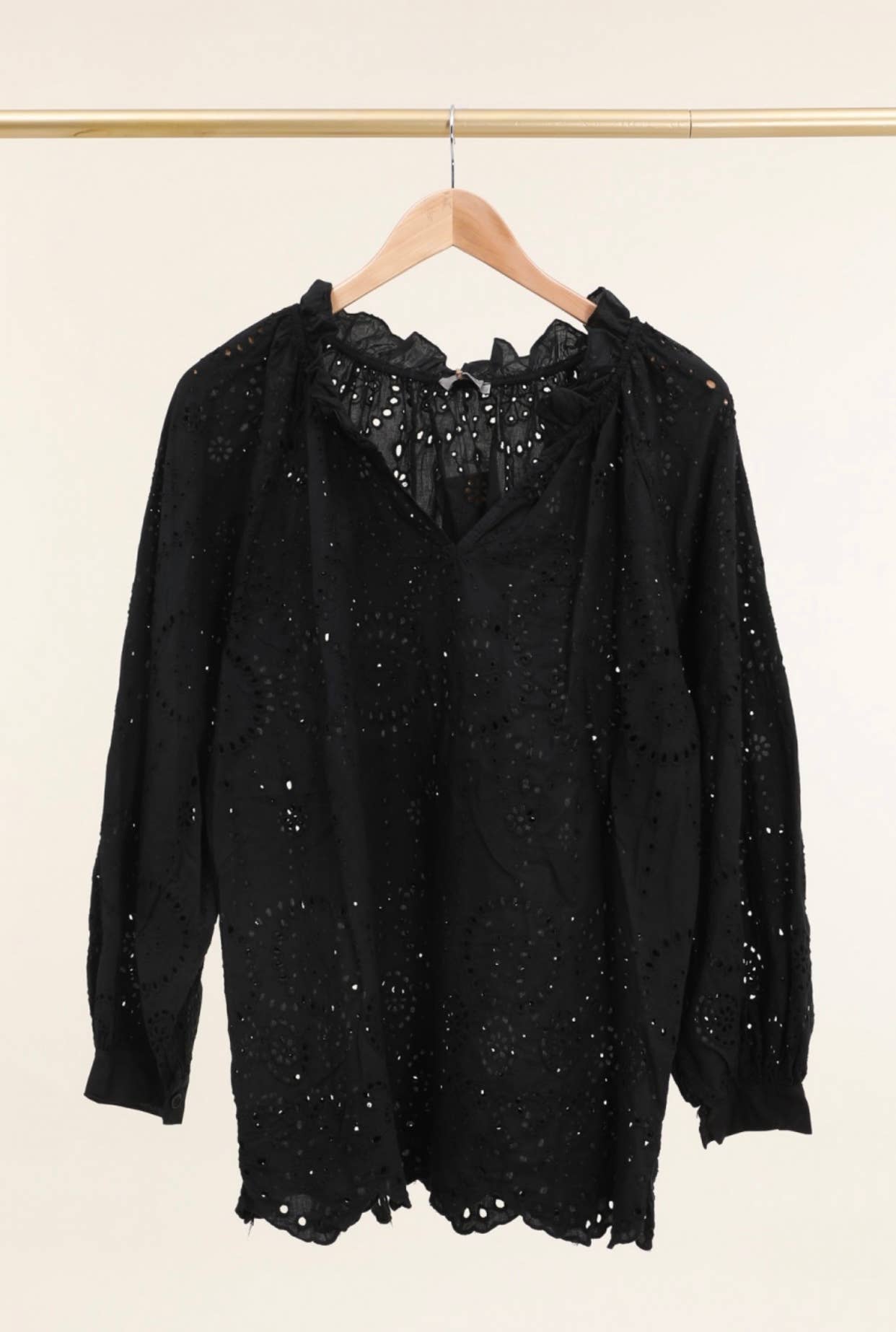 Bluse med broderi anglaise og V-hals – LÉA & LUC Bluser Lea & Luc