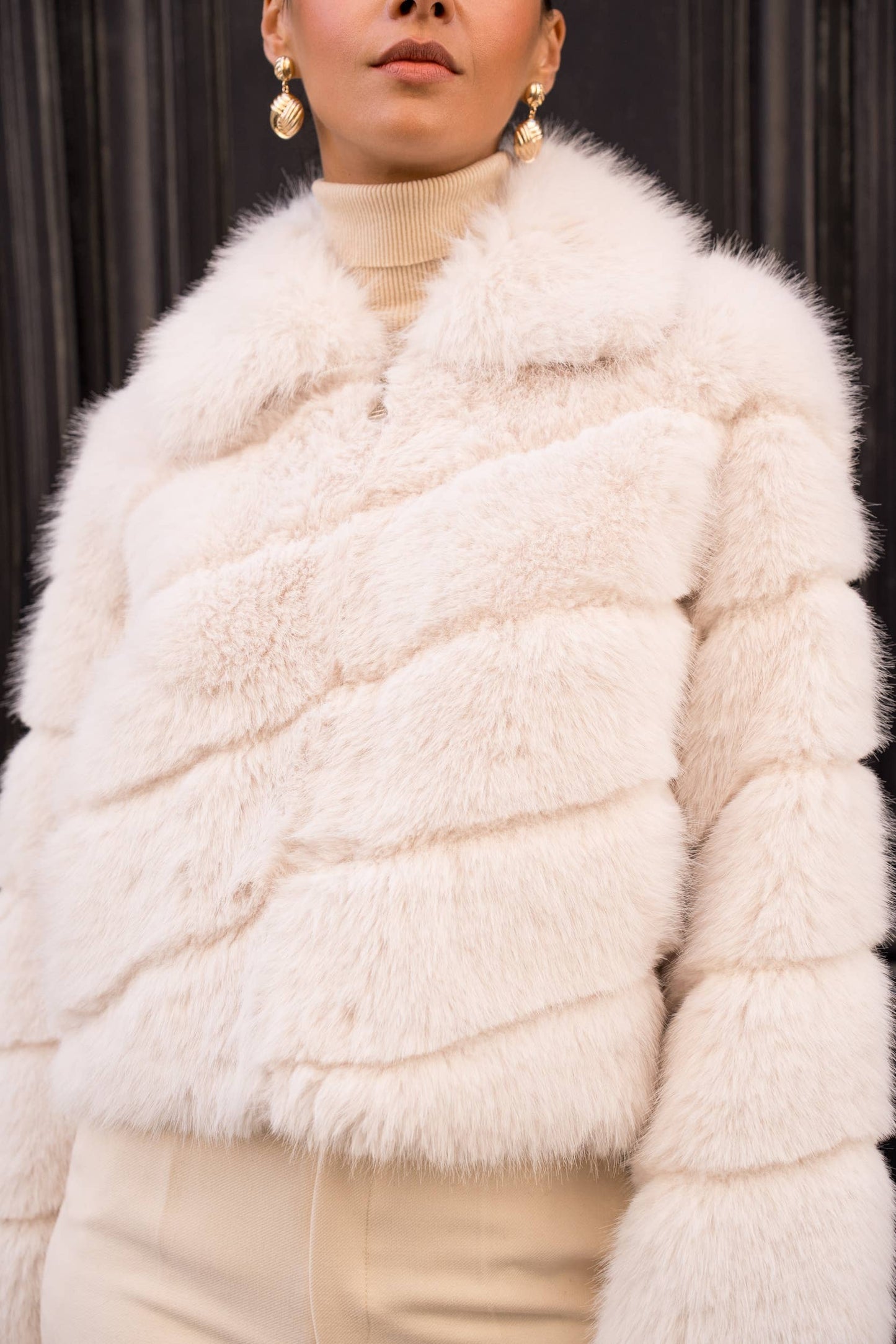 Kort Frakke i Imiteret Pels / Fake Fur – Beige Attentif Paris S/M Råhvid