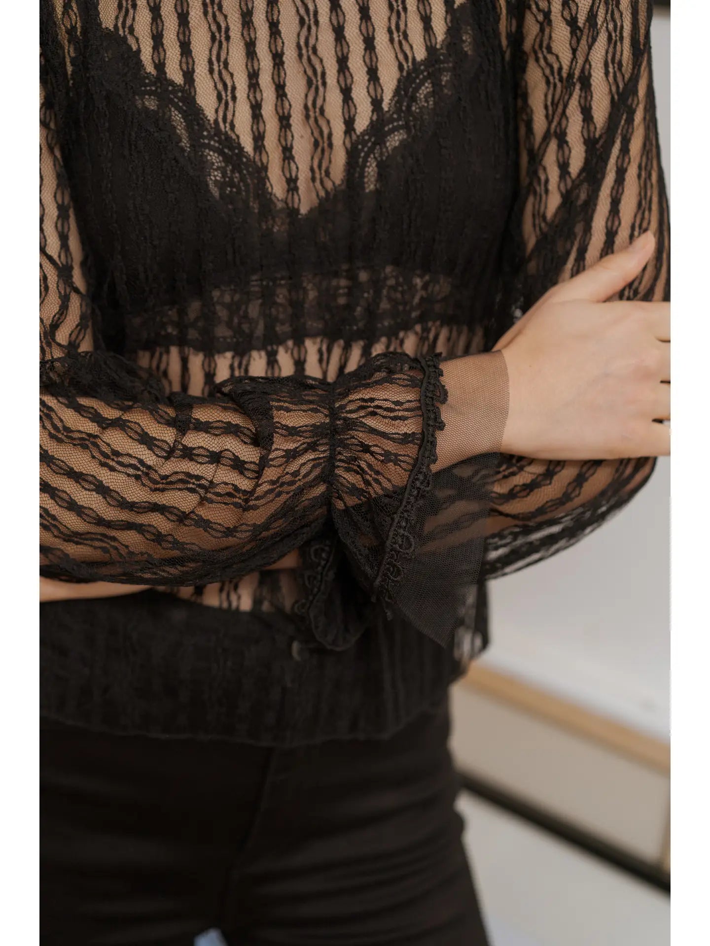 Elegant Blondebluse med Rullekrave - Choklate Paris | Semitransparent Voile Bluser Choklate