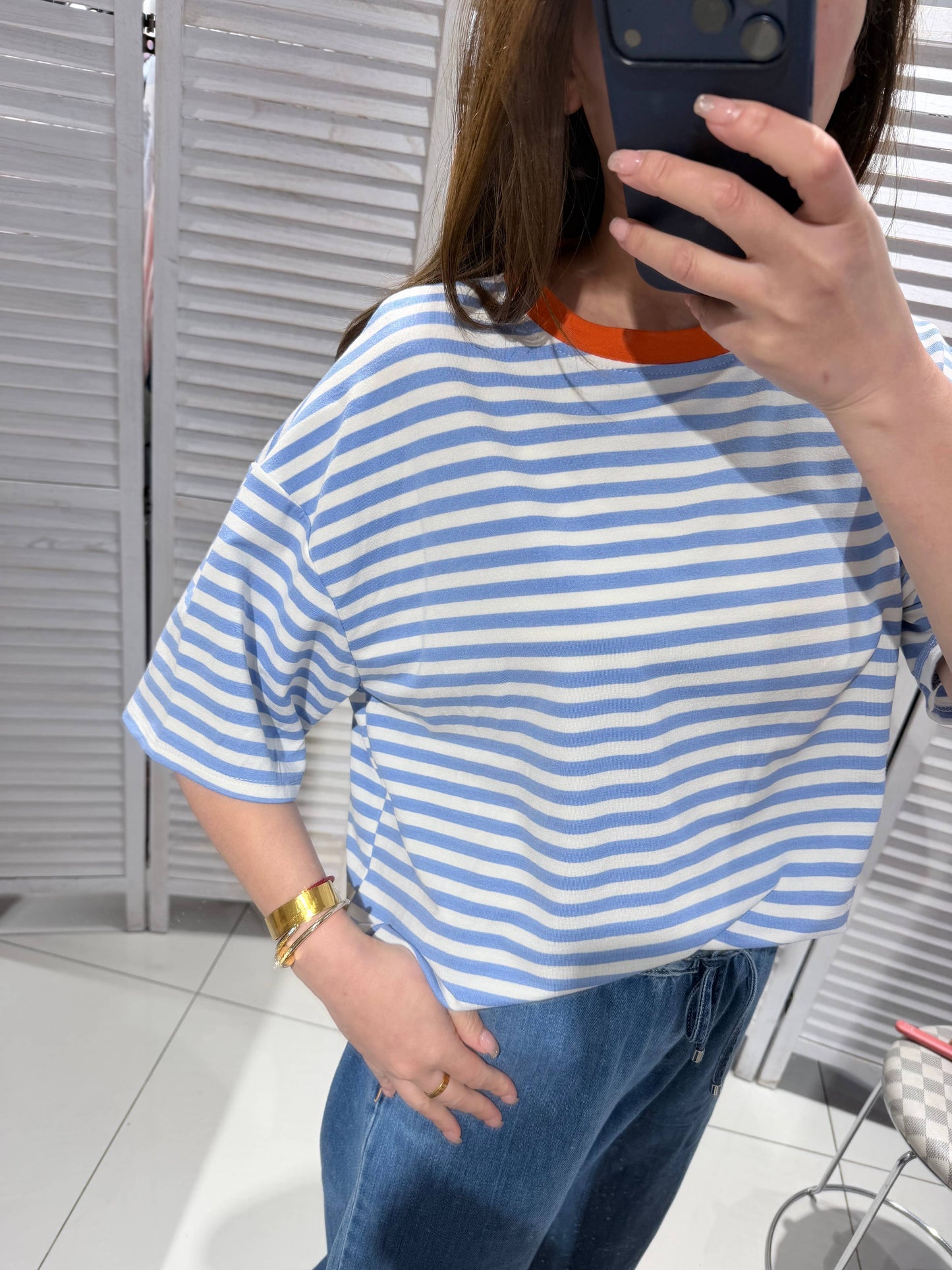 Stribet T-shirt med rund hals- Flere farver – Victoria & Isaac VICTORIA&ISAAC