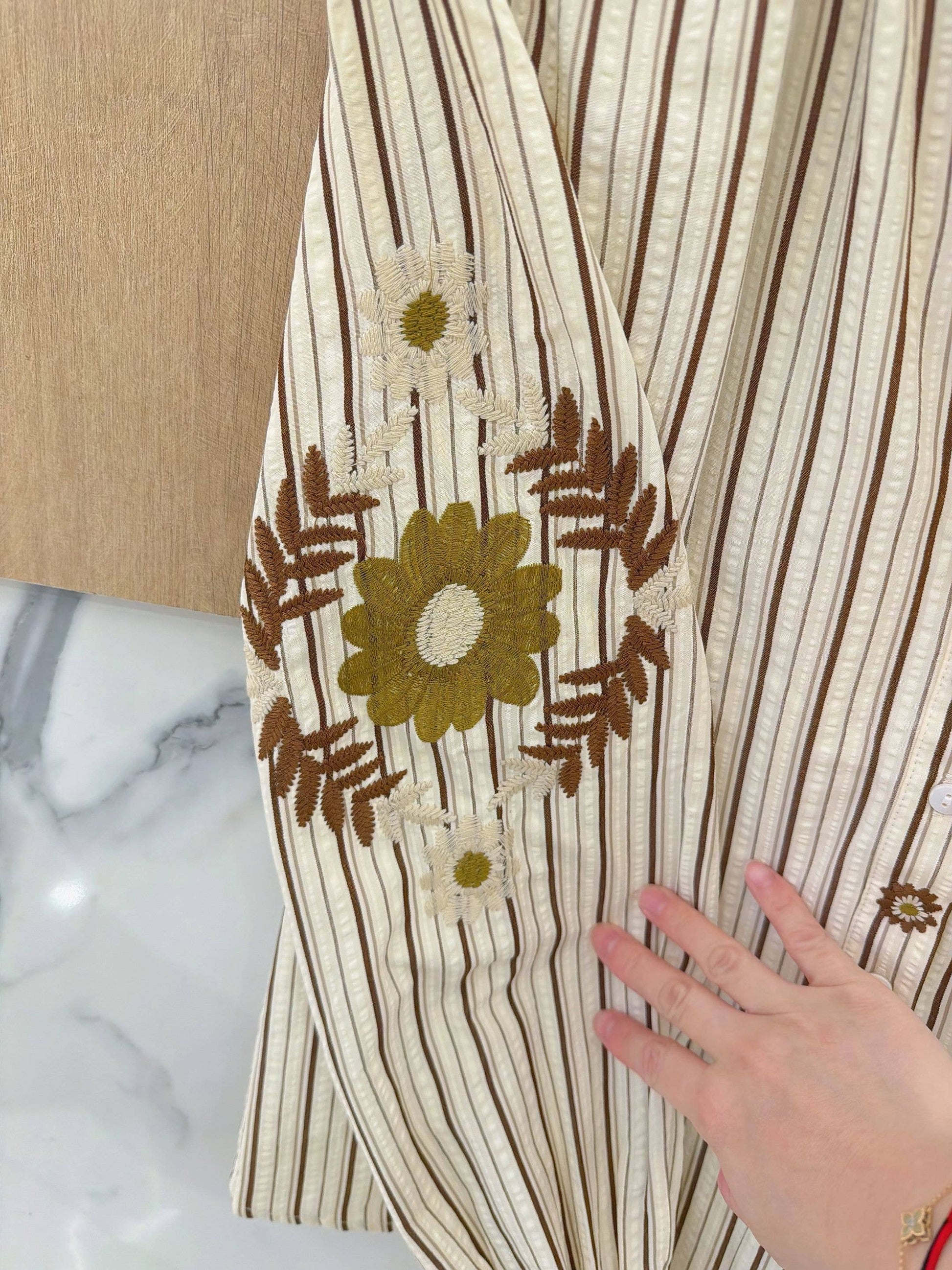 Stribet Retrobluse med Blomsterbroderi – Puffede Ærmer & Flæsekrave Bluse Orice