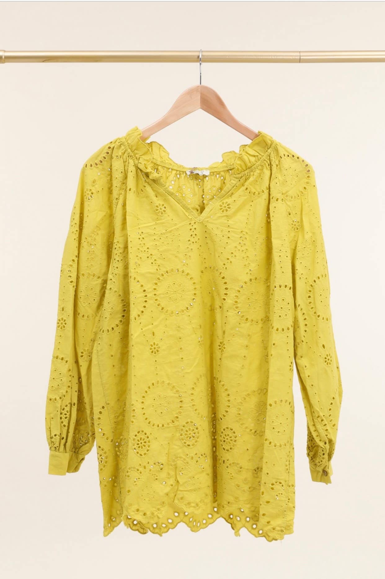 Bluse med broderi anglaise og V-hals – LÉA & LUC Bluser Lea & Luc