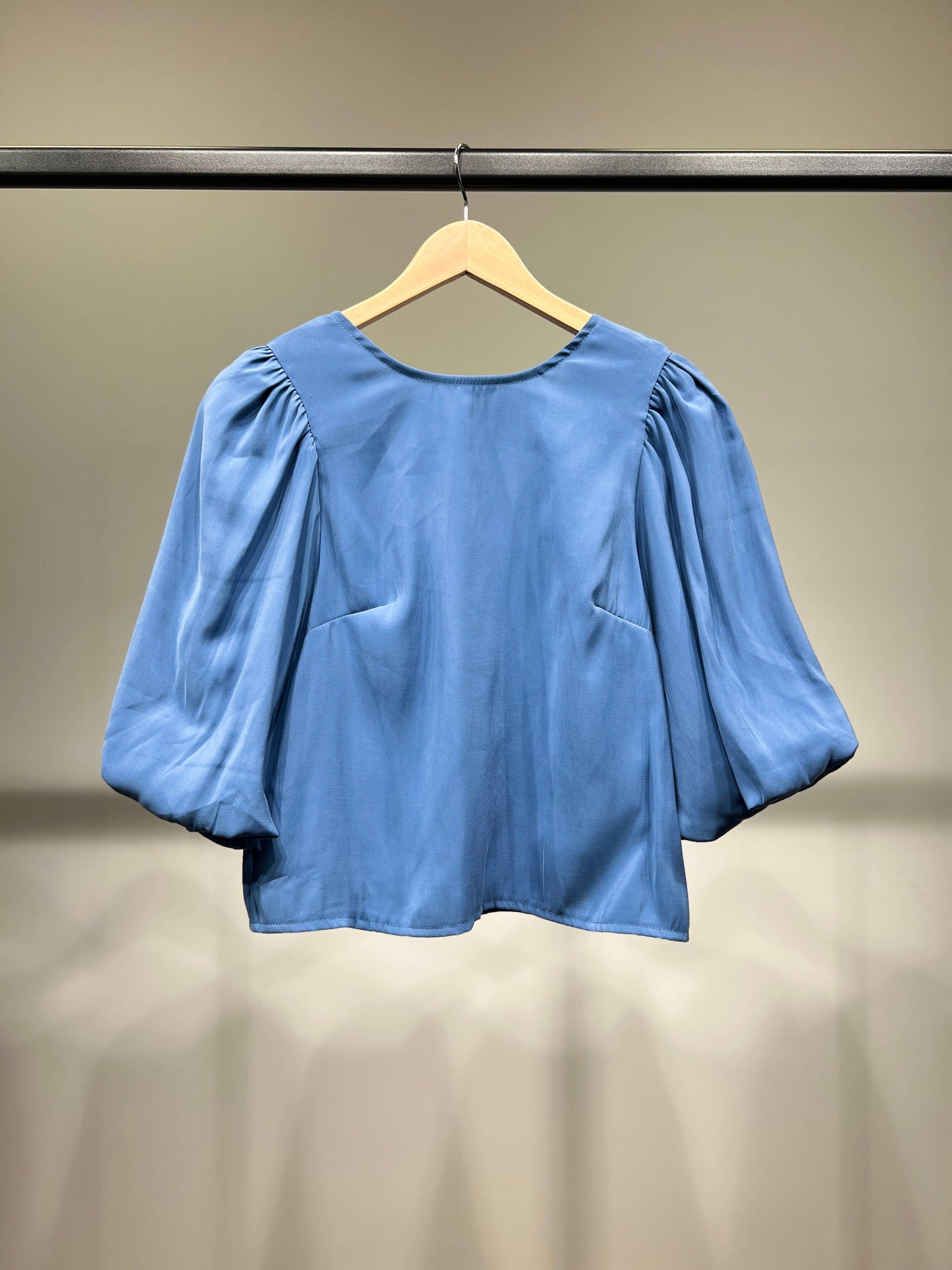 Bluse med Pufærmer og Sløjfe - Vendbar Design - Fås i Flere Farver Bluser L'Emotion blå