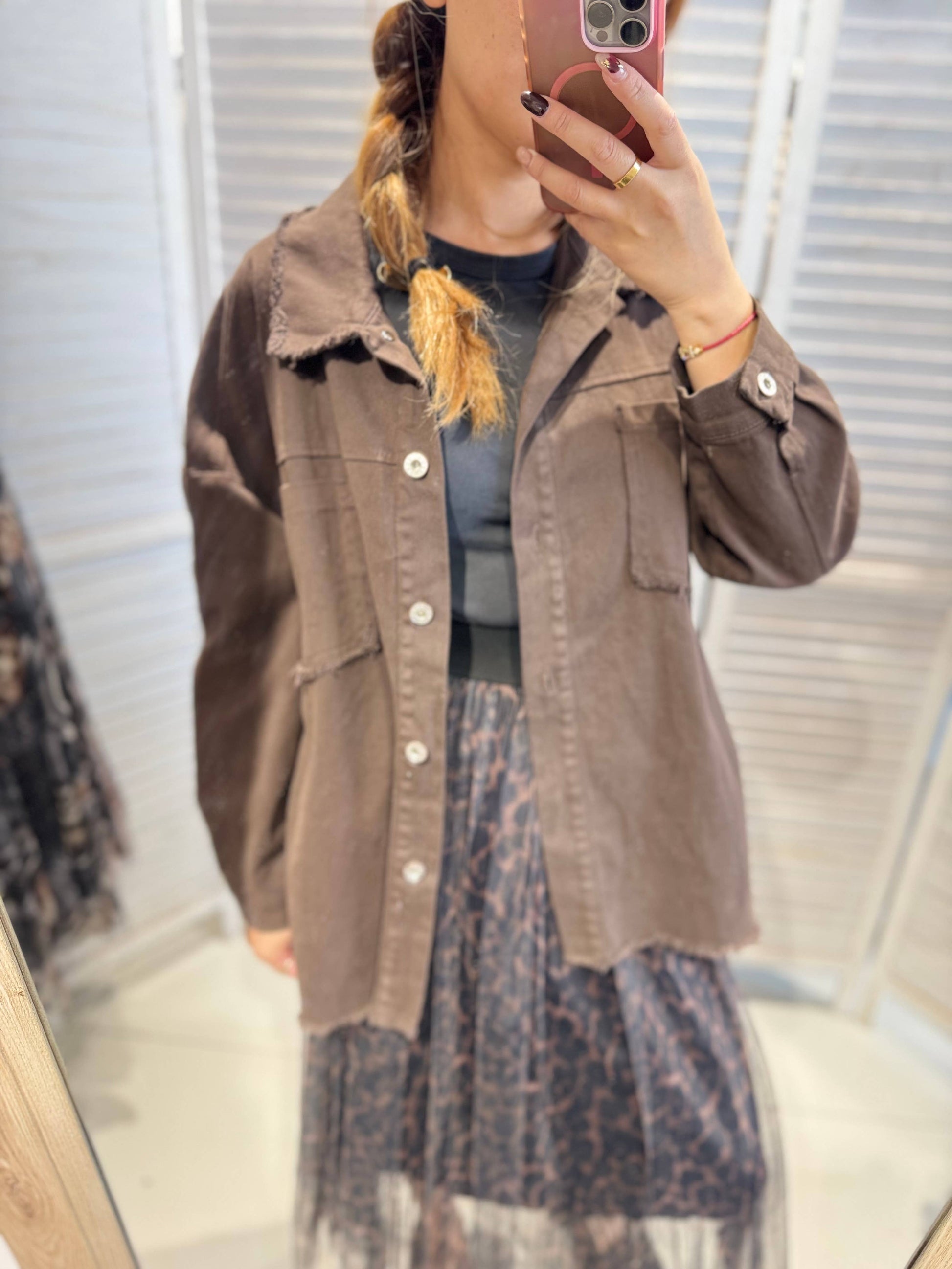 Victoria & Isaac Oversize Denimjakke med Kunstnerisk Print – Brun VICTORIA&ISAAC