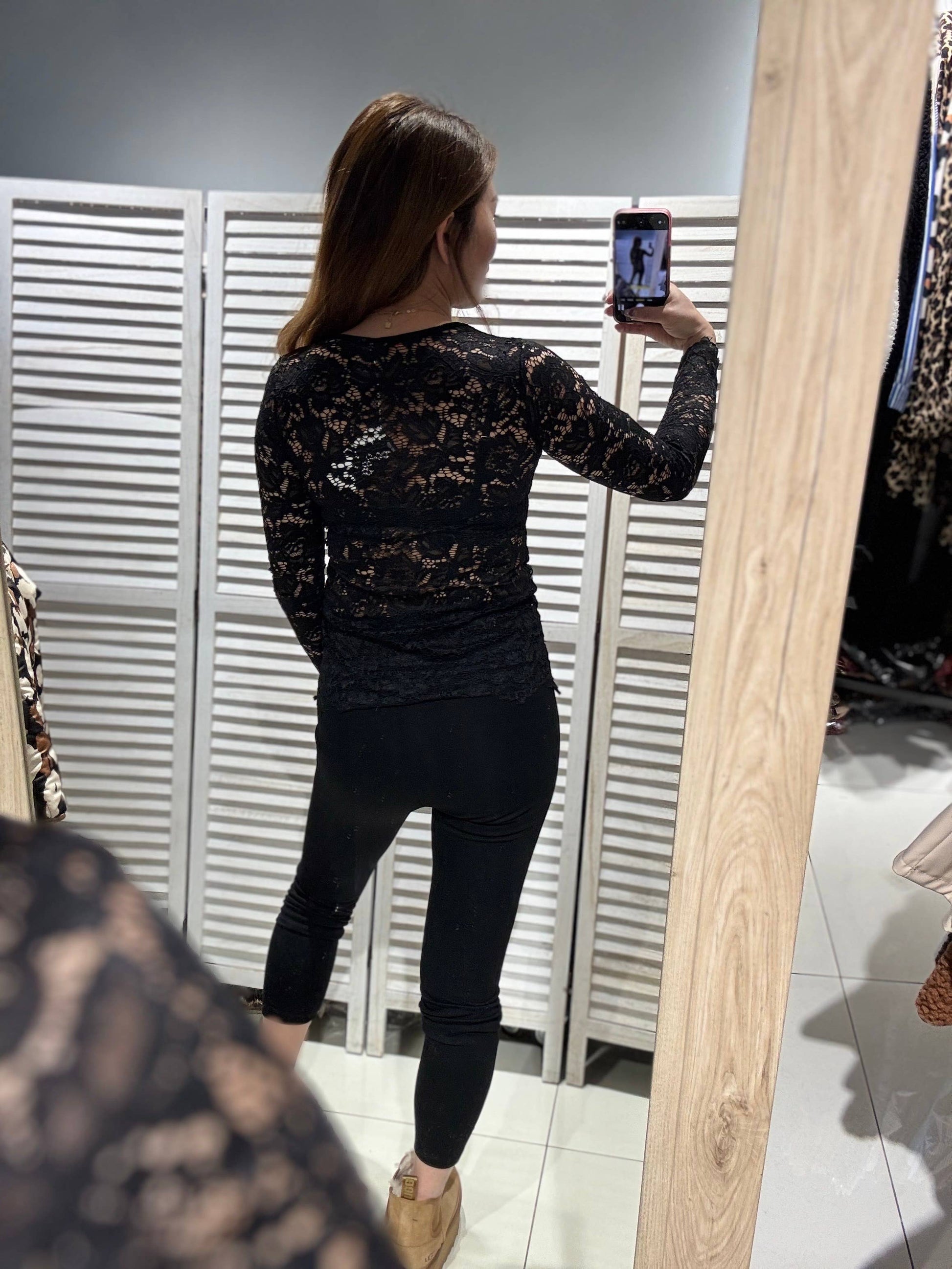 Langærmet Blondebluse Sort - Elegant og Sofistikeret | VICTORIA&ISAAC VICTORIA&ISAAC