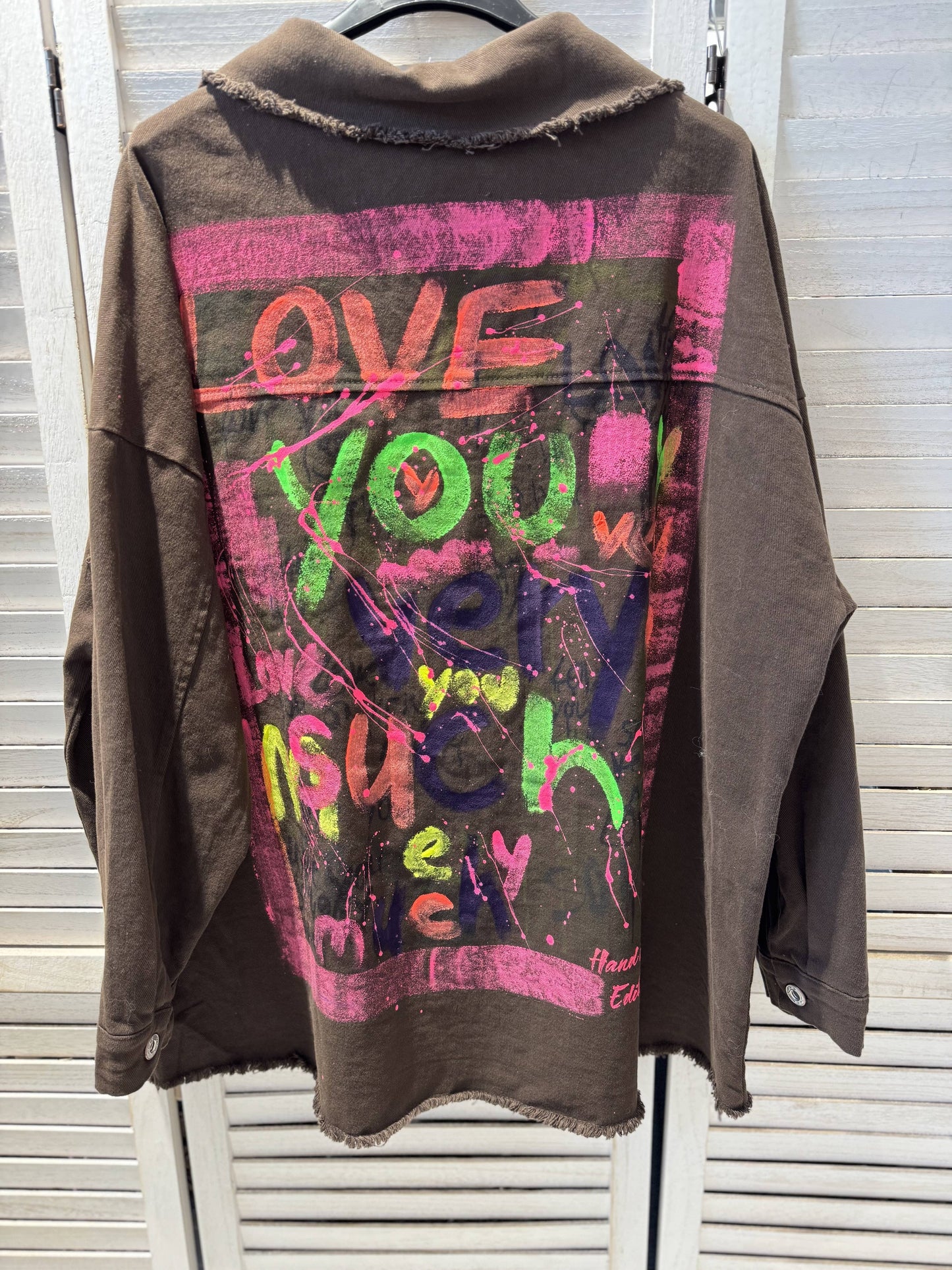 Victoria & Isaac Oversize Jakke med “Love You” Print – Brun VICTORIA&ISAAC