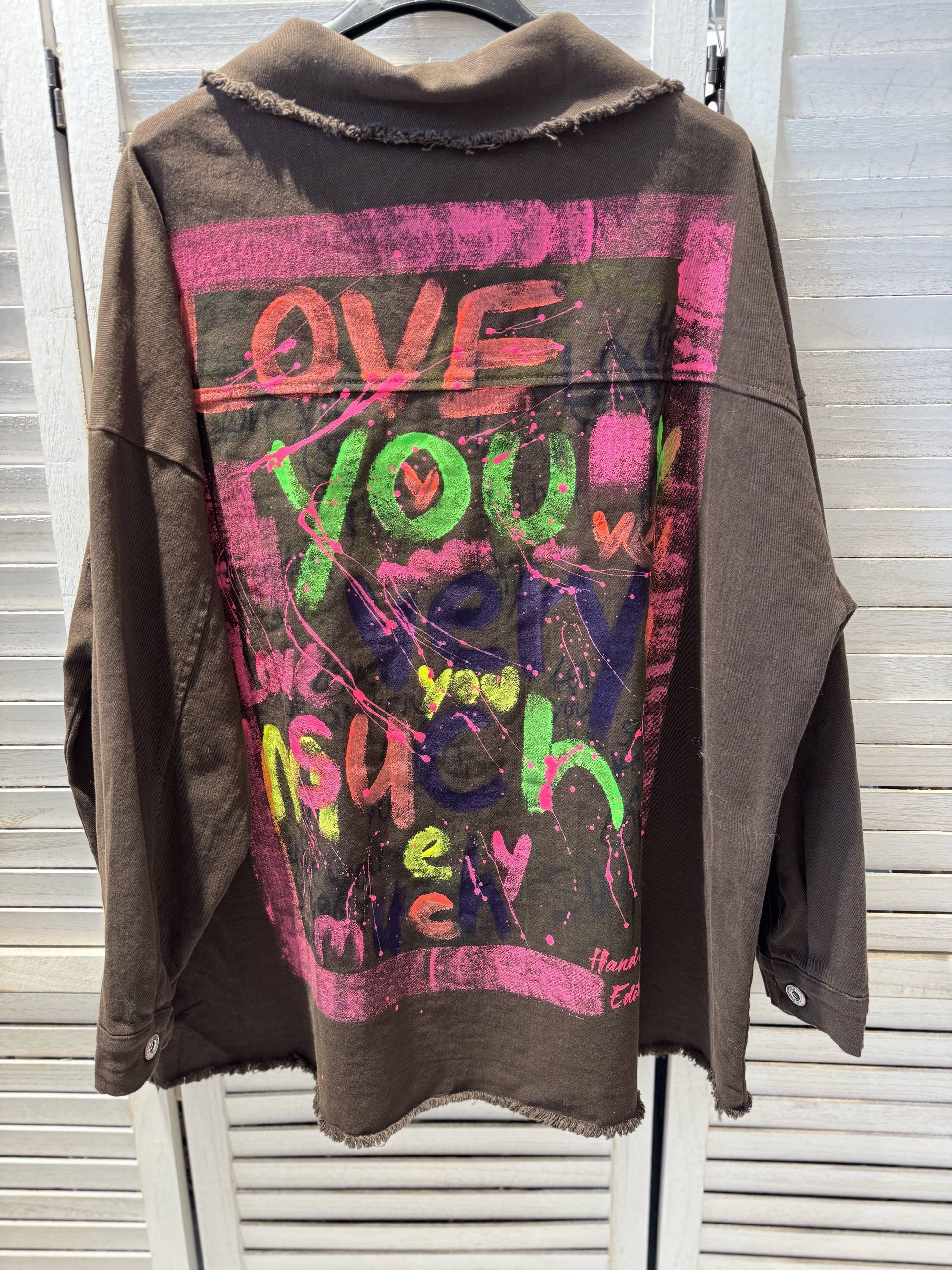 Victoria & Isaac Oversize Jakke med “Love You” Print – Brun VICTORIA&ISAAC