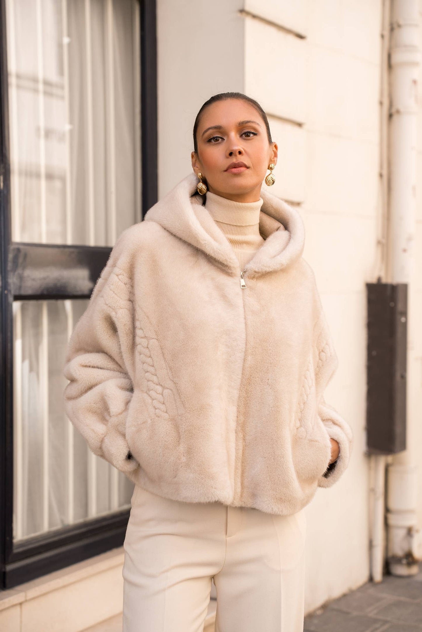 Kort Hættejakke i Imiteret Pels / Fake Fur – Beige Jakke Attentif Paris M beige