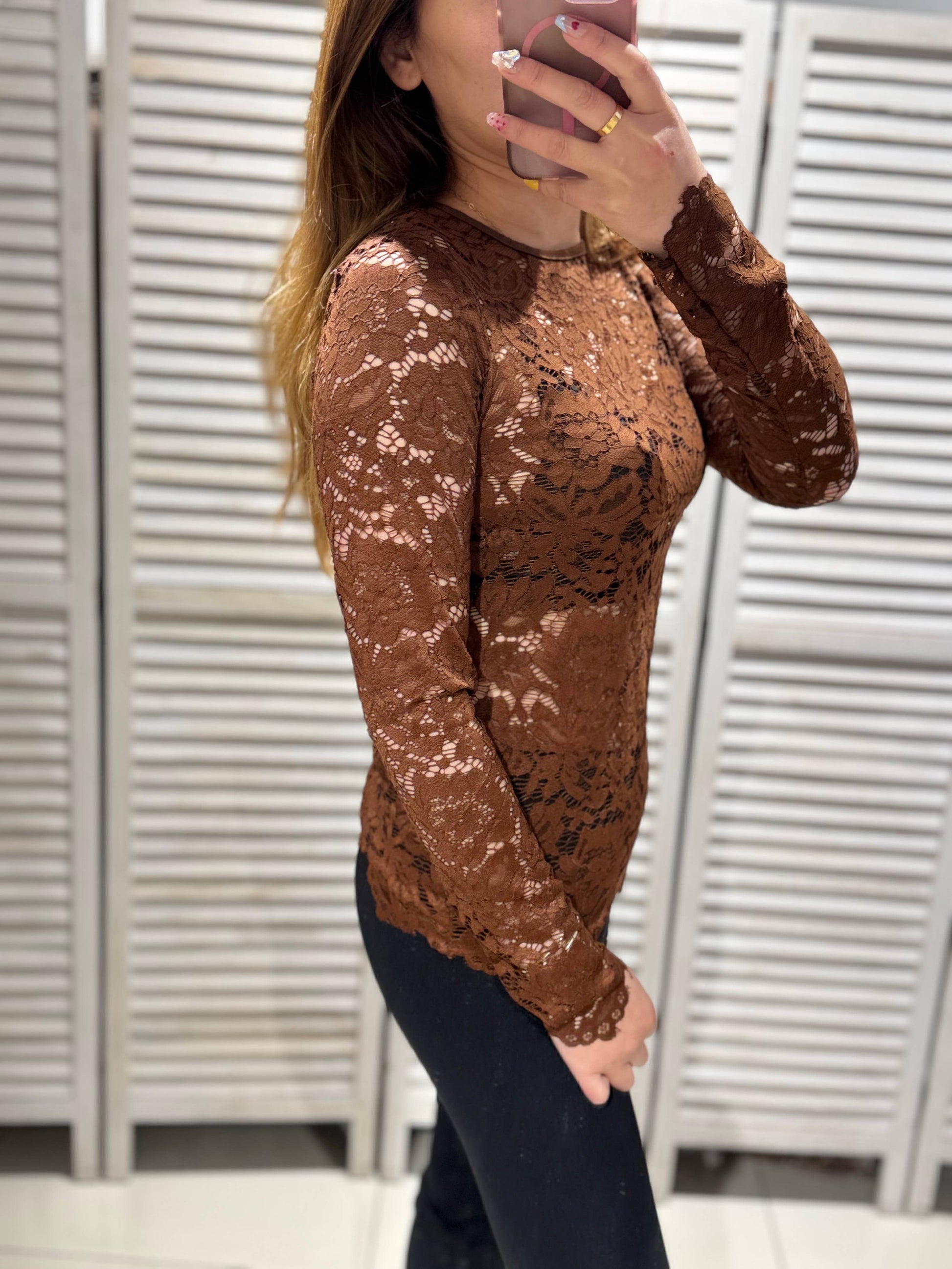 Langærmet Blondebluse Brun - Elegant og Sofistikeret | VICTORIA&ISAAC VICTORIA&ISAAC