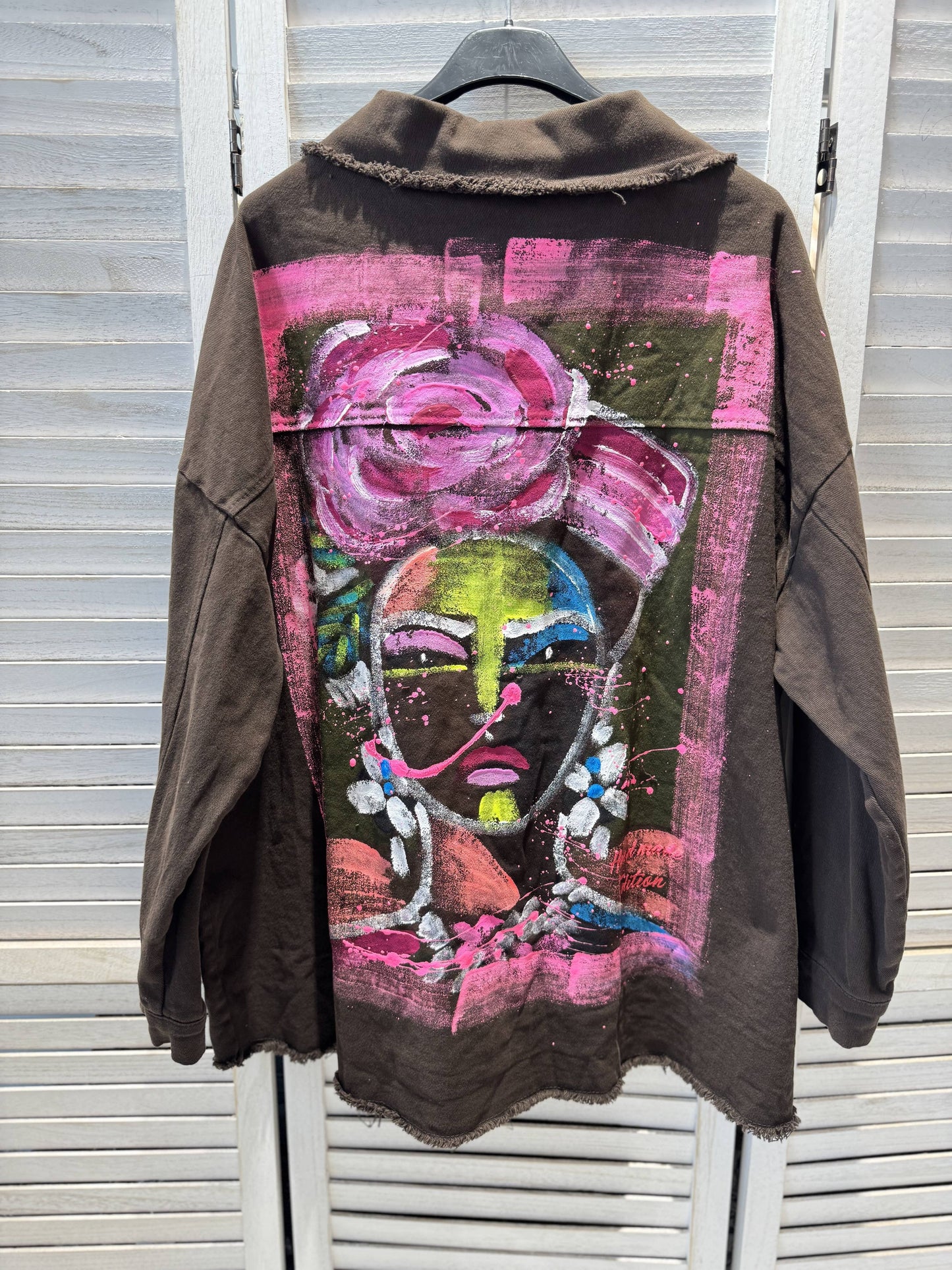 Victoria & Isaac Oversize Denimjakke med Kunstnerisk Print – Brun VICTORIA&ISAAC