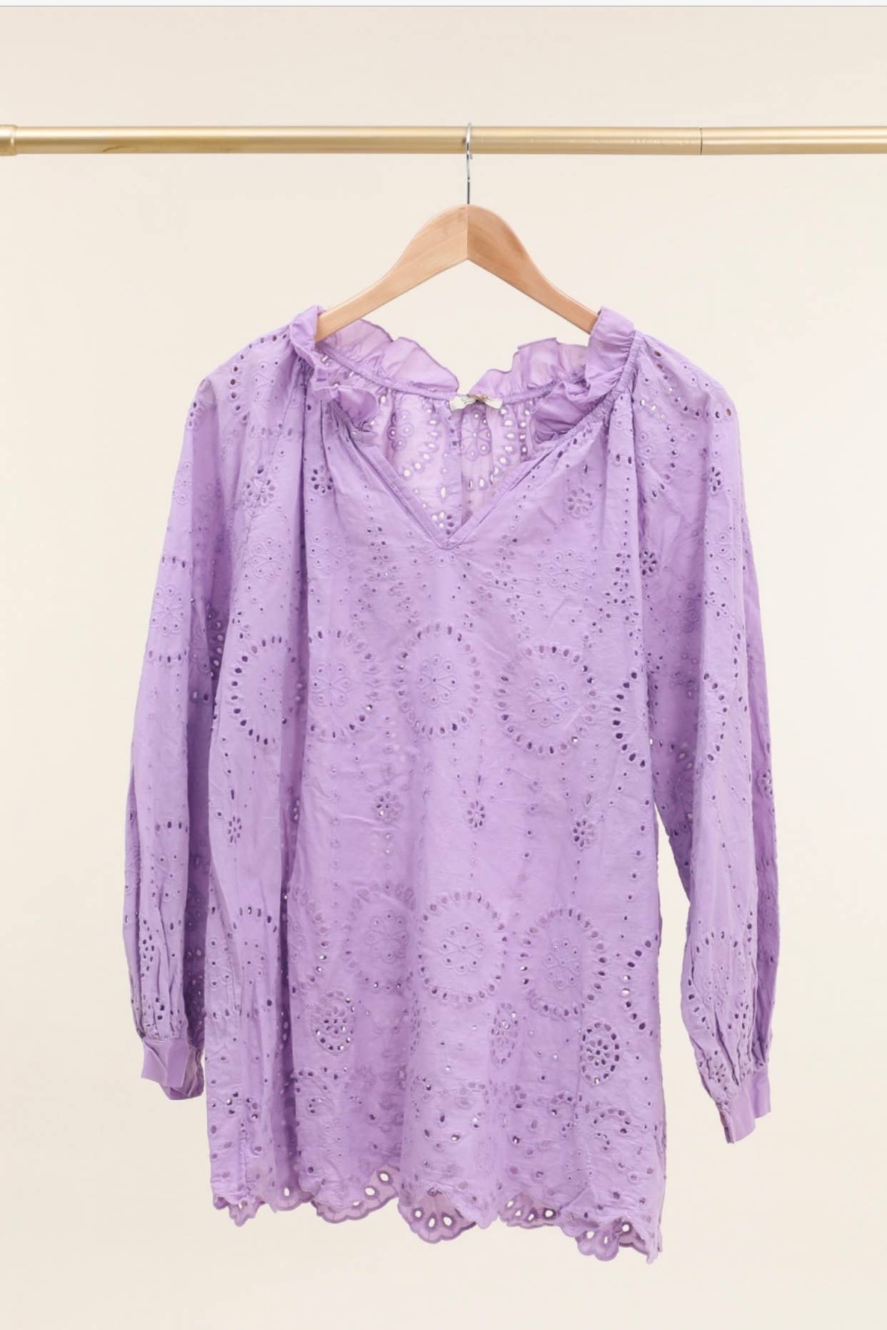 Bluse med broderi anglaise og V-hals – LÉA & LUC Bluser Lea & Luc