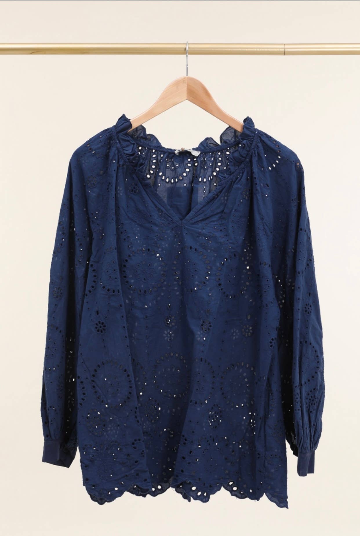 Bluse med broderi anglaise og V-hals – LÉA & LUC Bluser Lea & Luc