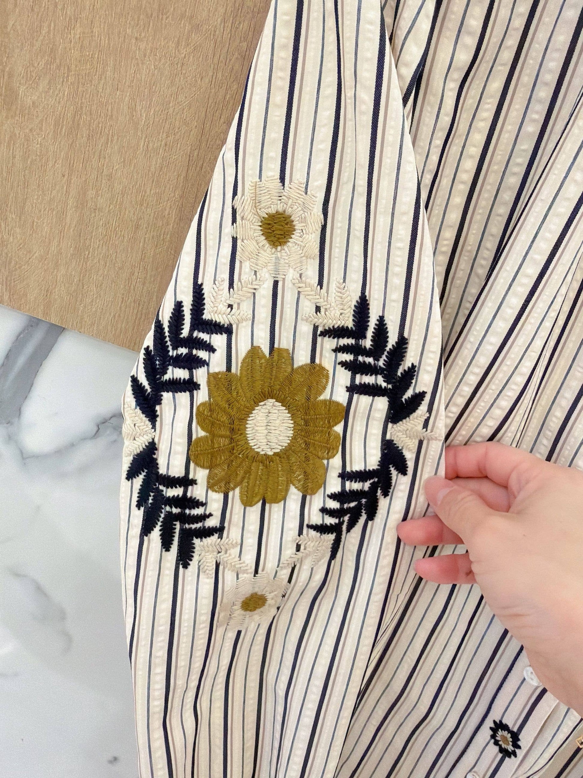 Stribet Retrobluse med Blomsterbroderi – Puffede Ærmer & Flæsekrave Bluse Orice