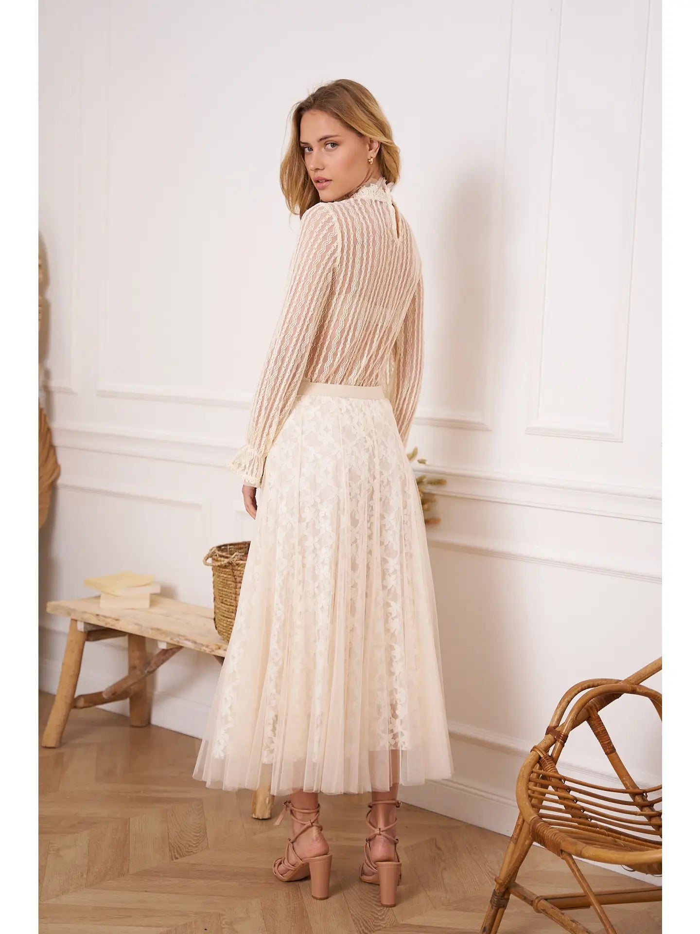 Elegant Blondebluse med Rullekrave - Choklate Paris | Semitransparent Voile Bluser Choklate