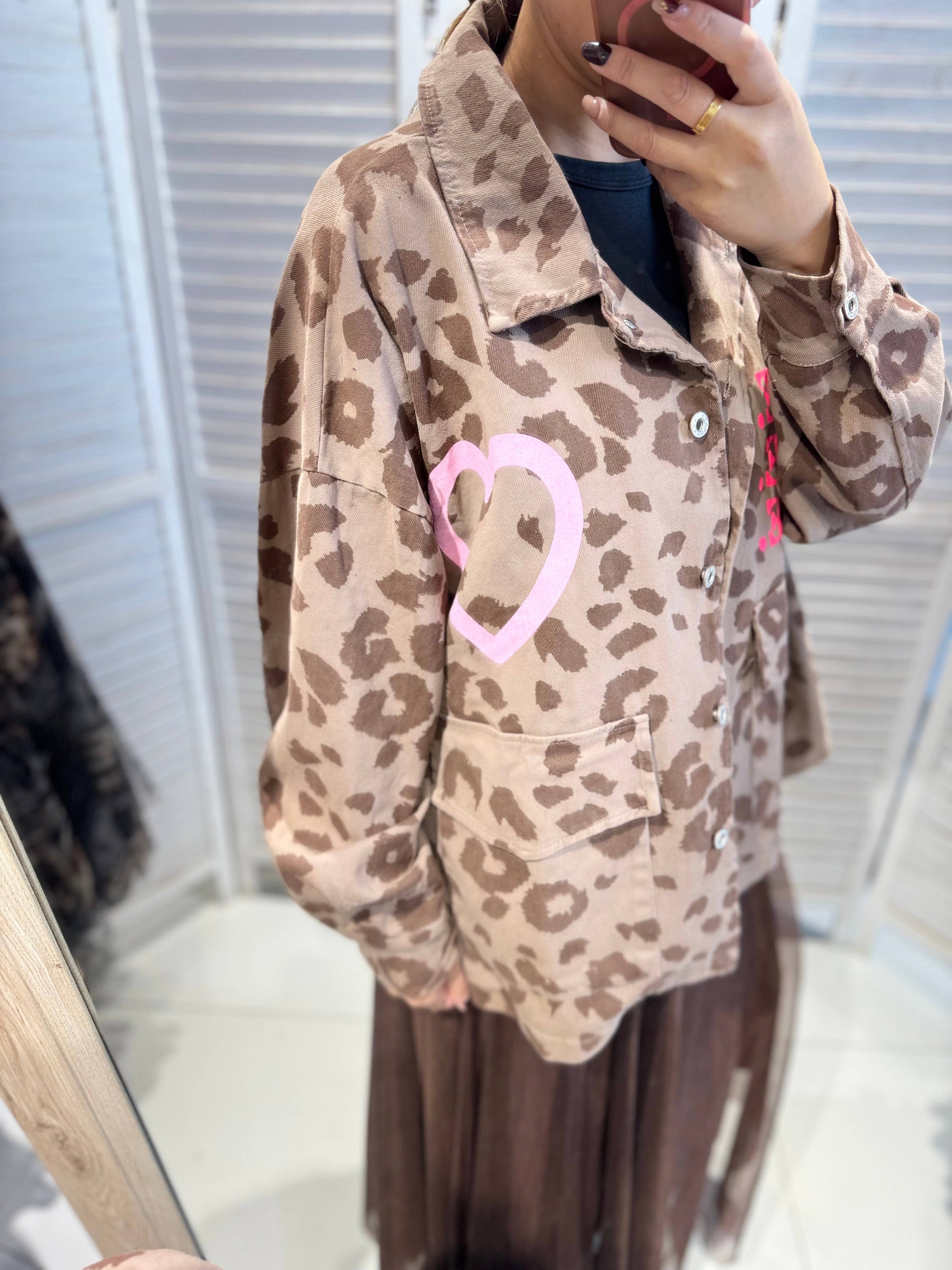 Langærmet Jakke med Leo Print - Afslappet og Moderne | VICTORIA&ISAAC VICTORIA&ISAAC