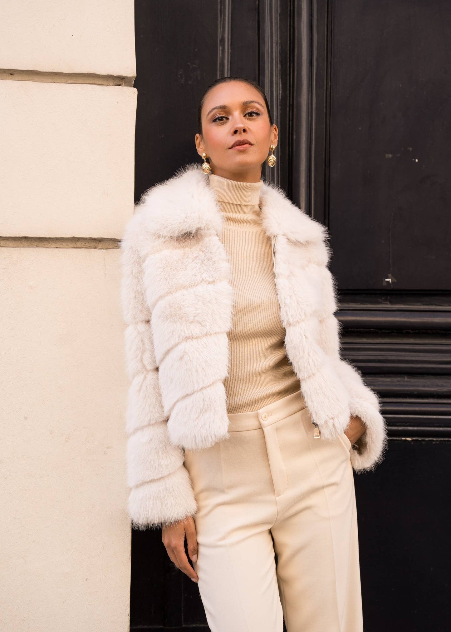 Kort Frakke i Imiteret Pels / Fake Fur – Beige Attentif Paris