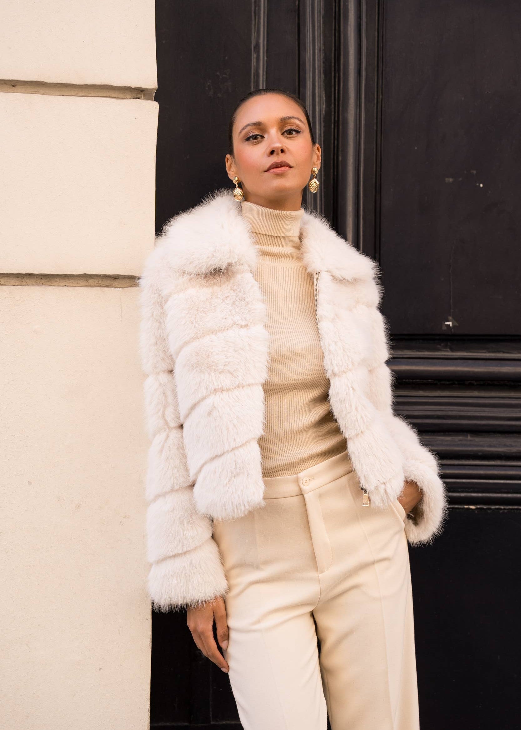 Kort Frakke i Imiteret Pels / Fake Fur – Beige Attentif Paris