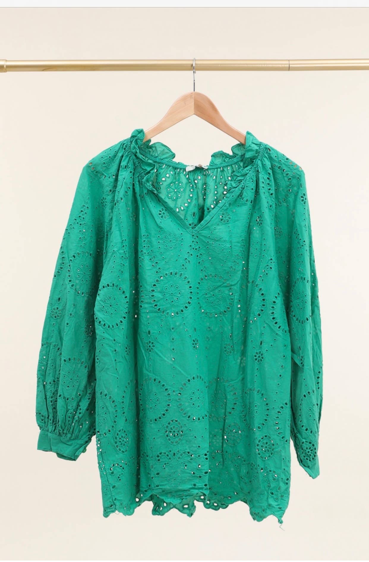 Bluse med broderi anglaise og V-hals – LÉA & LUC Bluser Lea & Luc