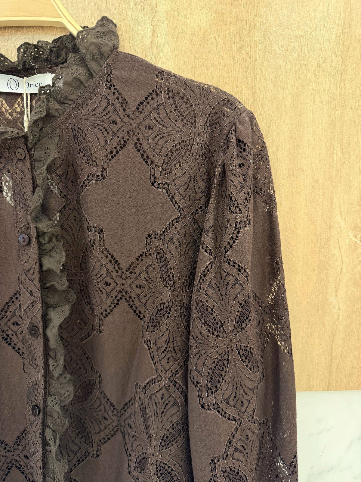 Chokoladebrun blondebluse med flæser | Orice Bluse Orice