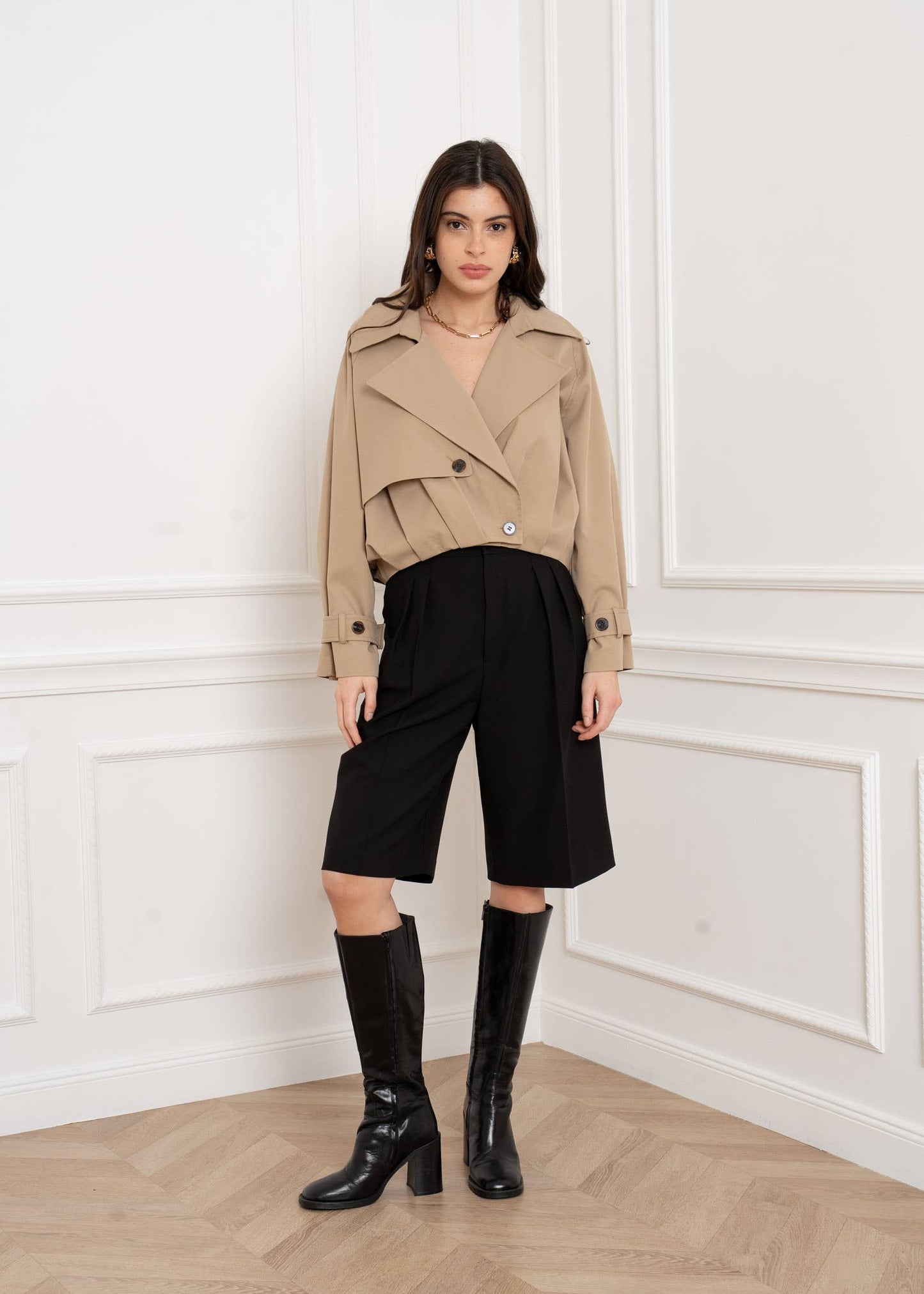 Taljekort Trenchcoat med Asymmetrisk Knaplukning – S/M & L/XL Attentif Paris