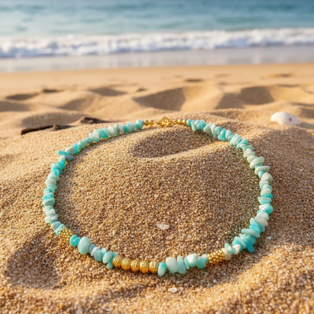 Halskæde med amazonit og guldbelagte charms GINANDGER