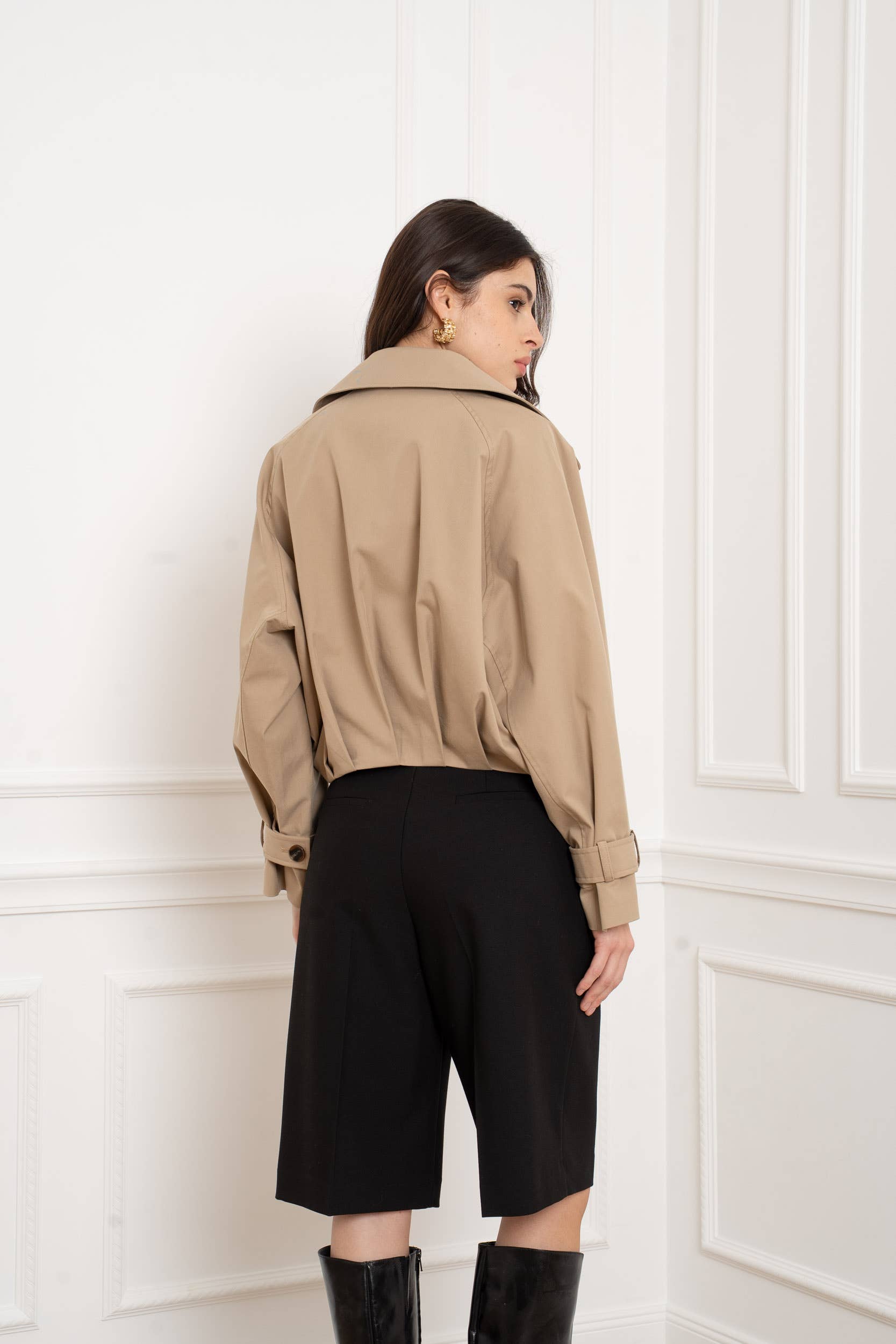 Taljekort Trenchcoat med Asymmetrisk Knaplukning – S/M & L/XL Attentif Paris